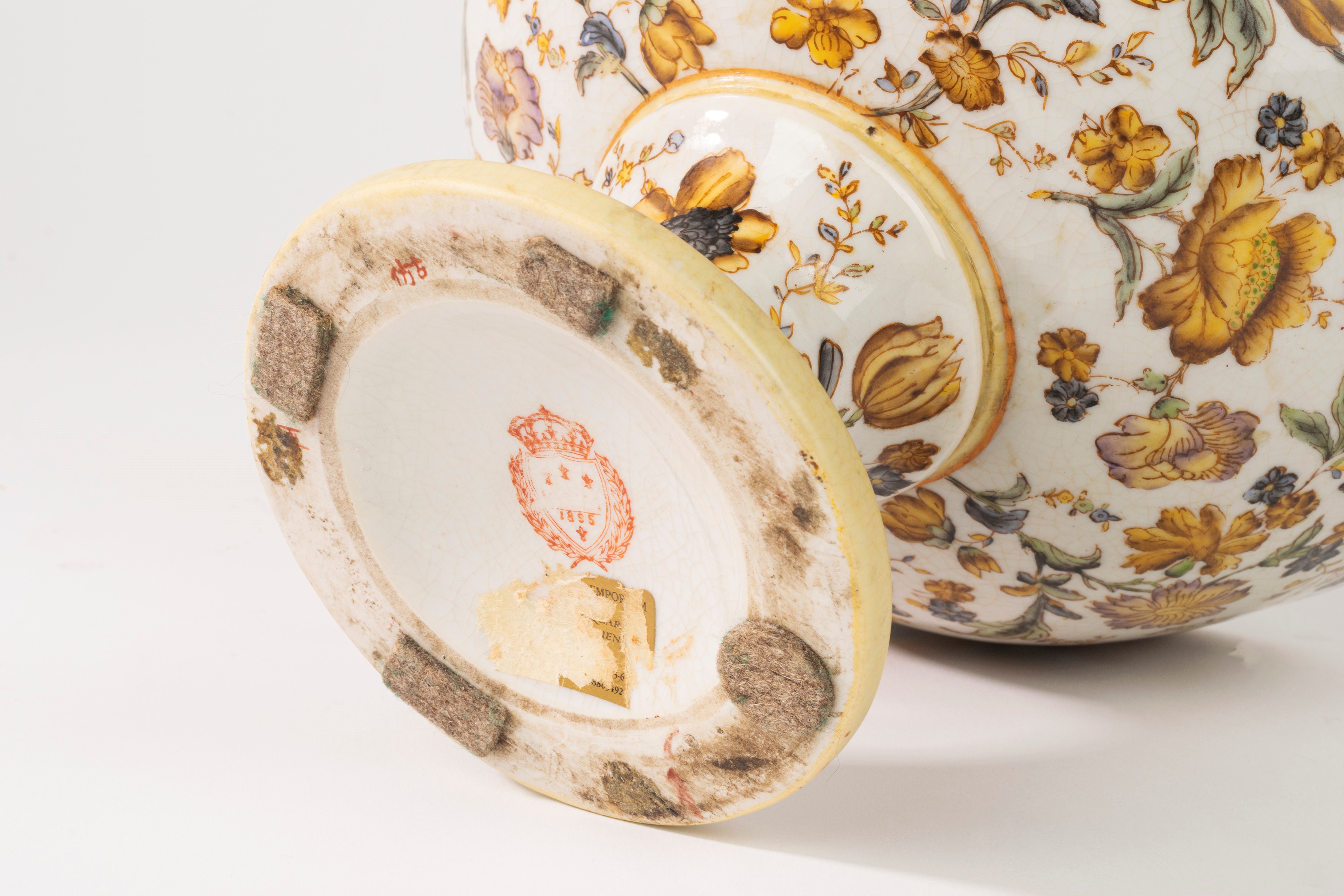 Lotto composto da un'alzata e un piattino in porcellana policroma, manifatture del secolo XIX/XX