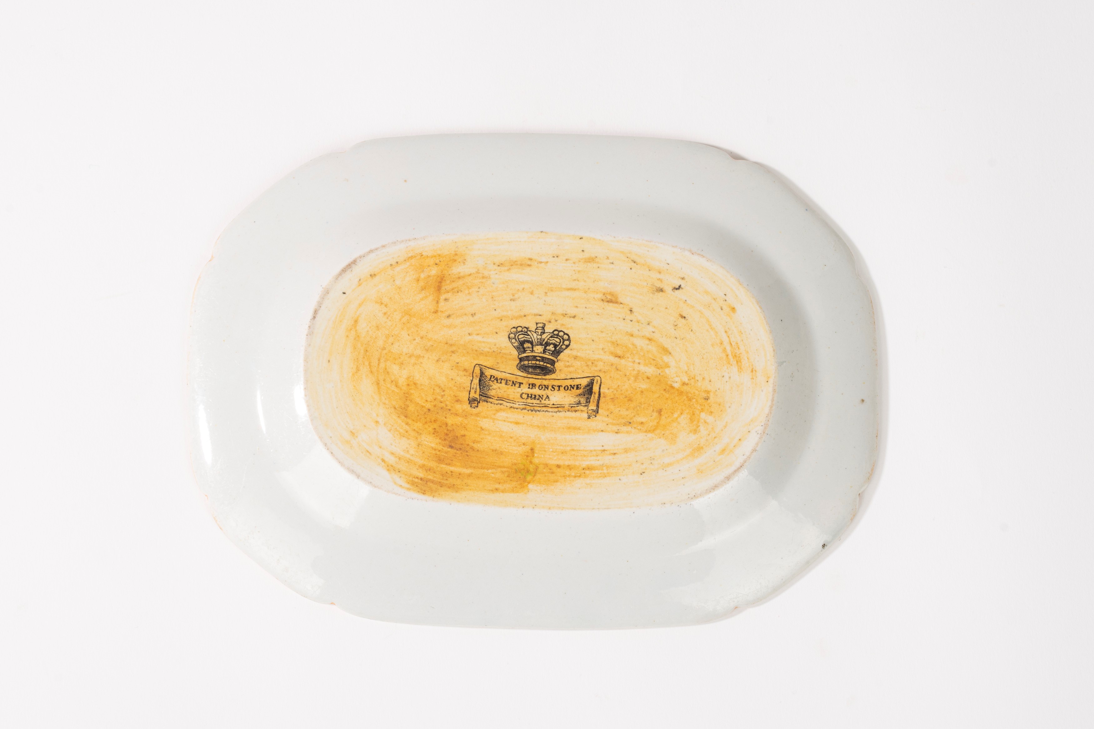 Lotto composto da un'alzata e un piattino in porcellana policroma, manifatture del secolo XIX/XX