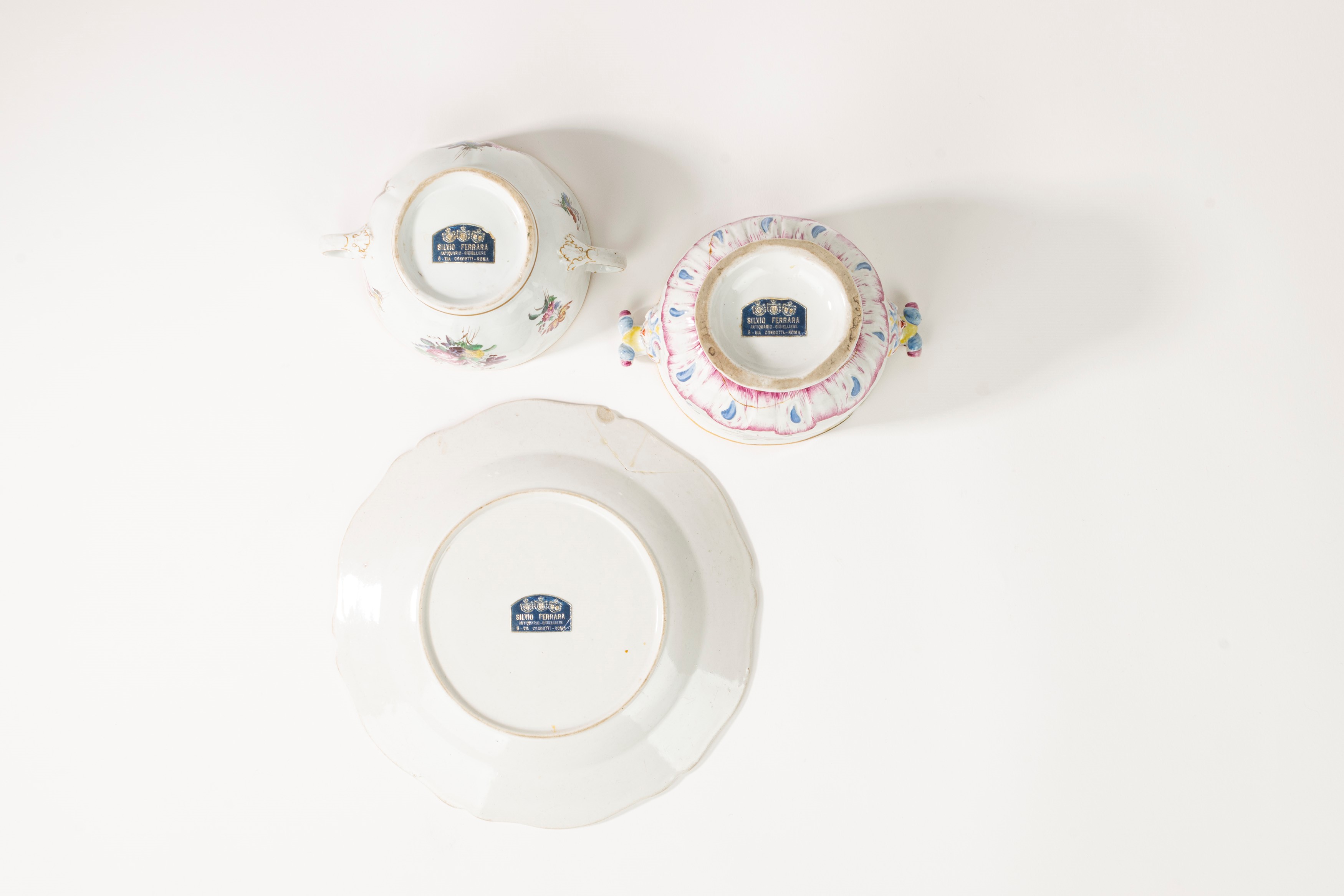 Lotto composto da quattro oggetti in porcellana policroma con profili dorati, manifatture diverse...