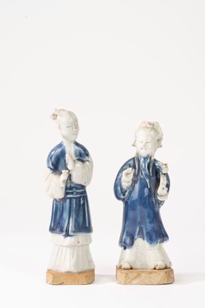 Coppia di figurine in porcellana con smalto in monocromia blu, Cina, secolo XVIII-XIX