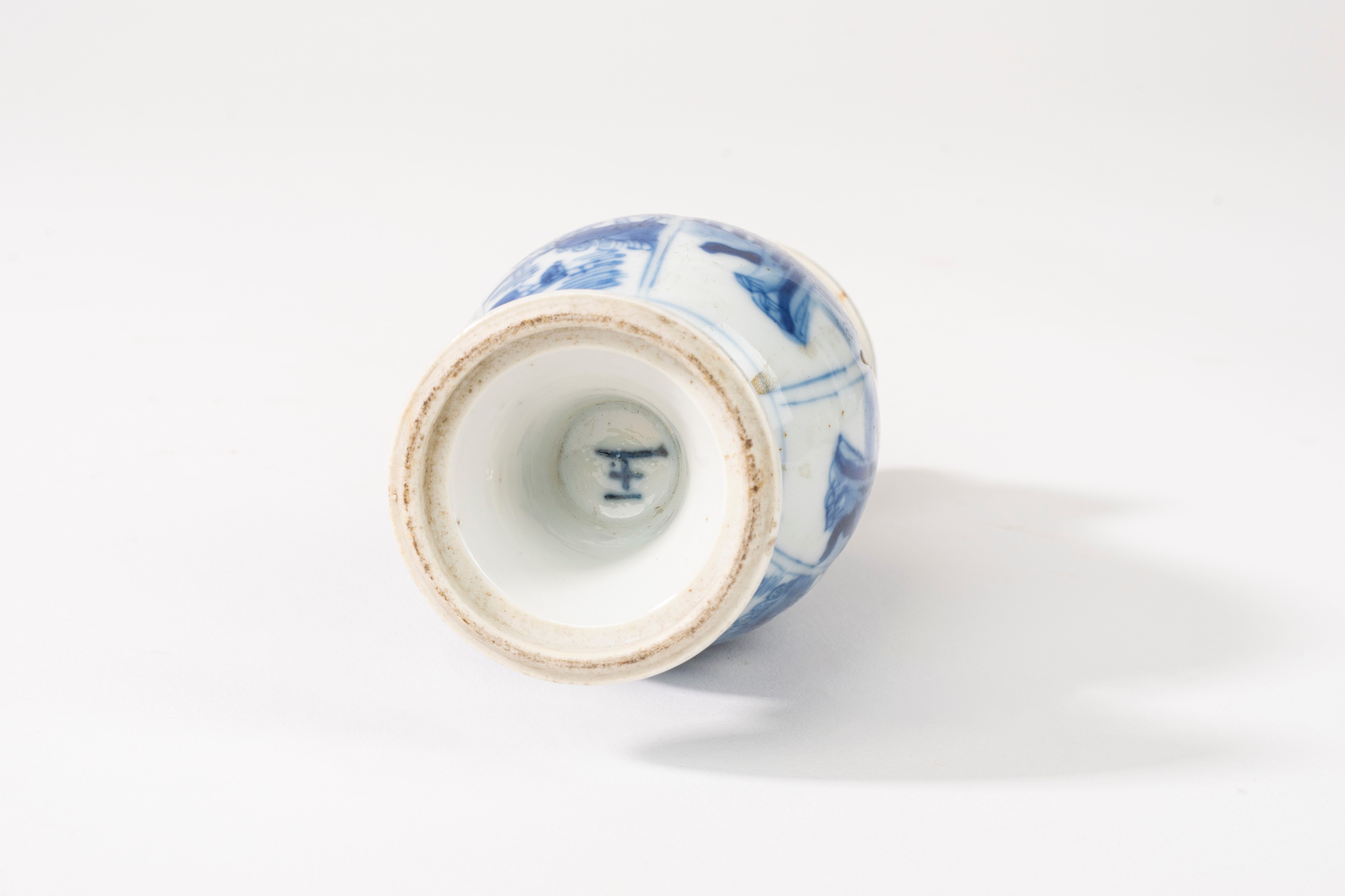 Lotto composto da quattro oggetti in porcellana bianca e blu, manifatture dei secoli XIX-XX