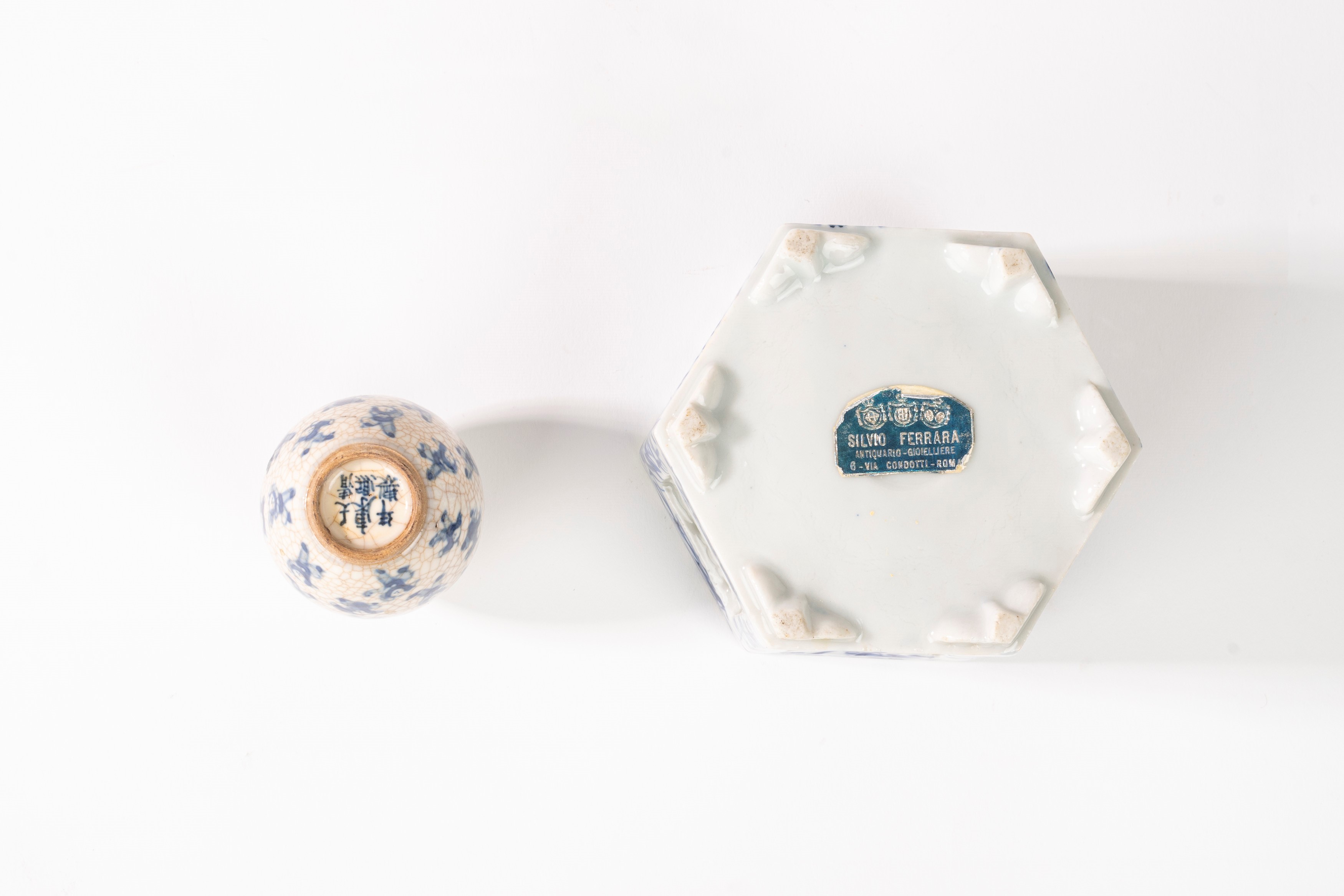 Lotto composto da quattro oggetti in porcellana bianca e blu, manifatture dei secoli XIX-XX