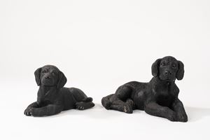 Lotto composto da due figure di cani Labrador in materiali differenti, secolo XX