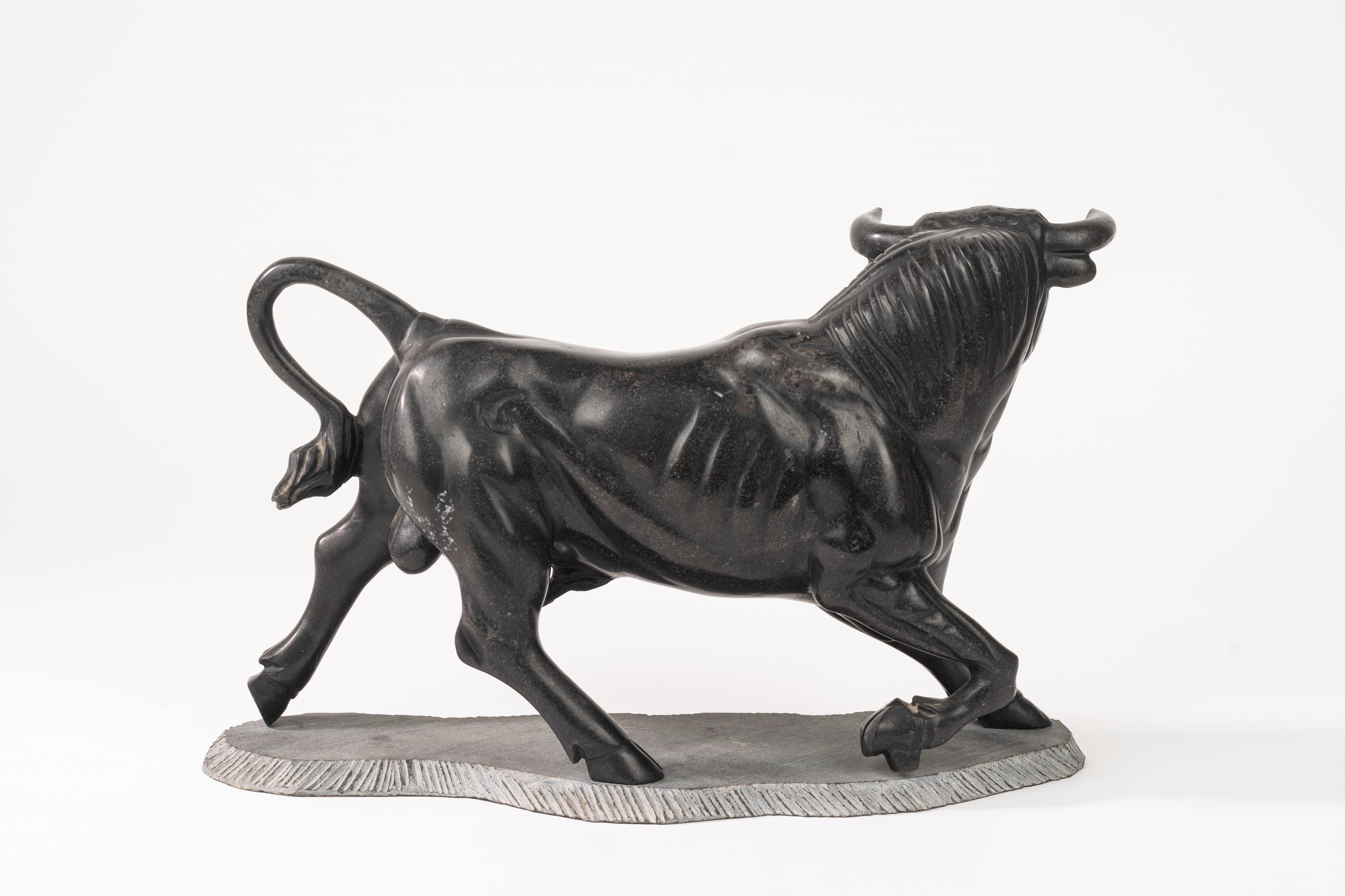 Scultura raffigurante toro in marmo nero, secolo XX