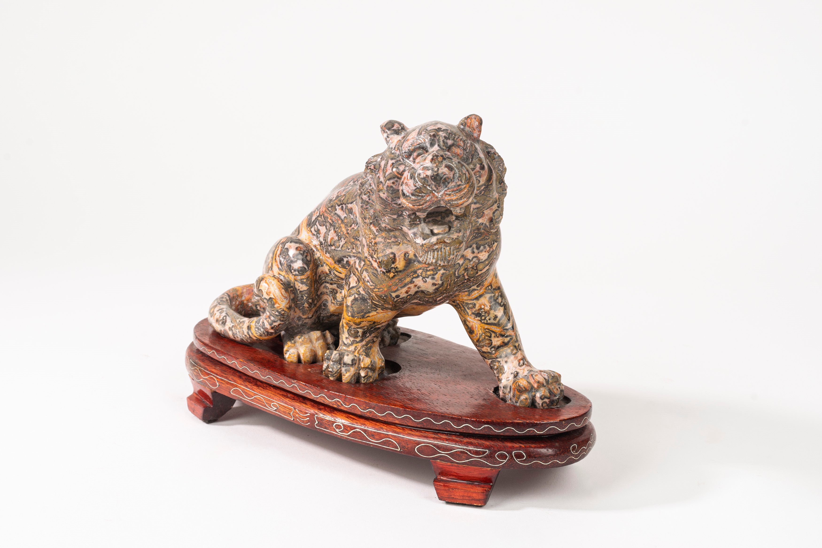 Lotto Composto da una Tigre in Pietra Dura ed un Elefante in Resina, Secolo XX
