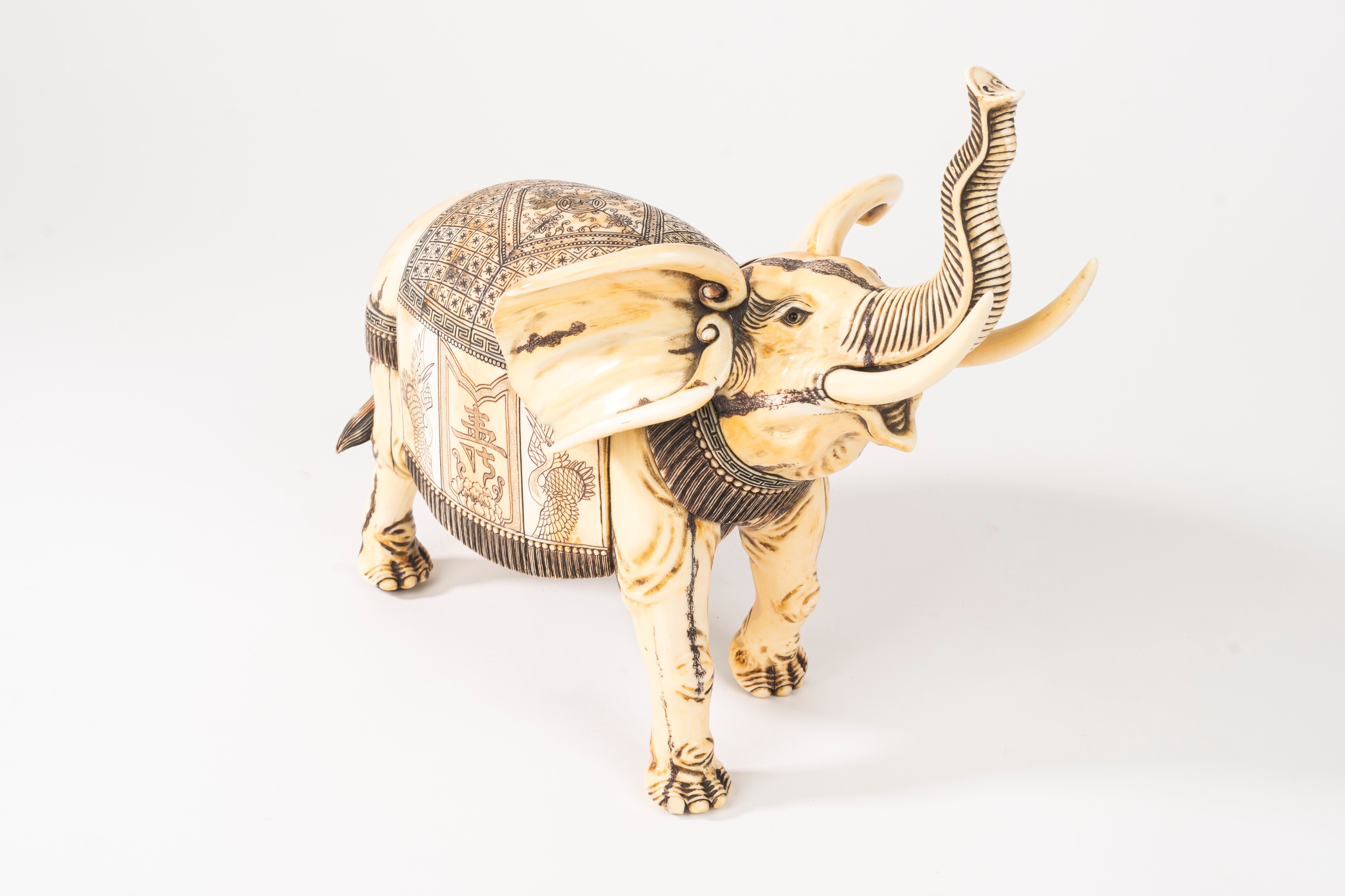 Lotto Composto da una Tigre in Pietra Dura ed un Elefante in Resina, Secolo XX