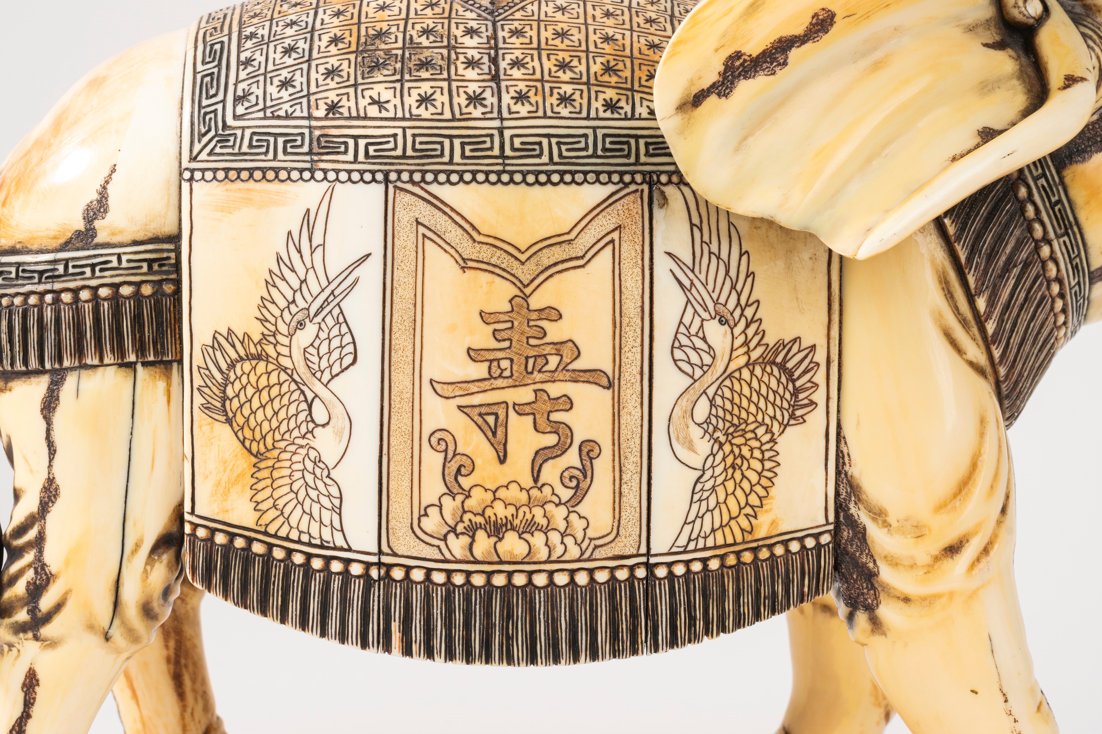 Lotto Composto da una Tigre in Pietra Dura ed un Elefante in Resina, Secolo XX