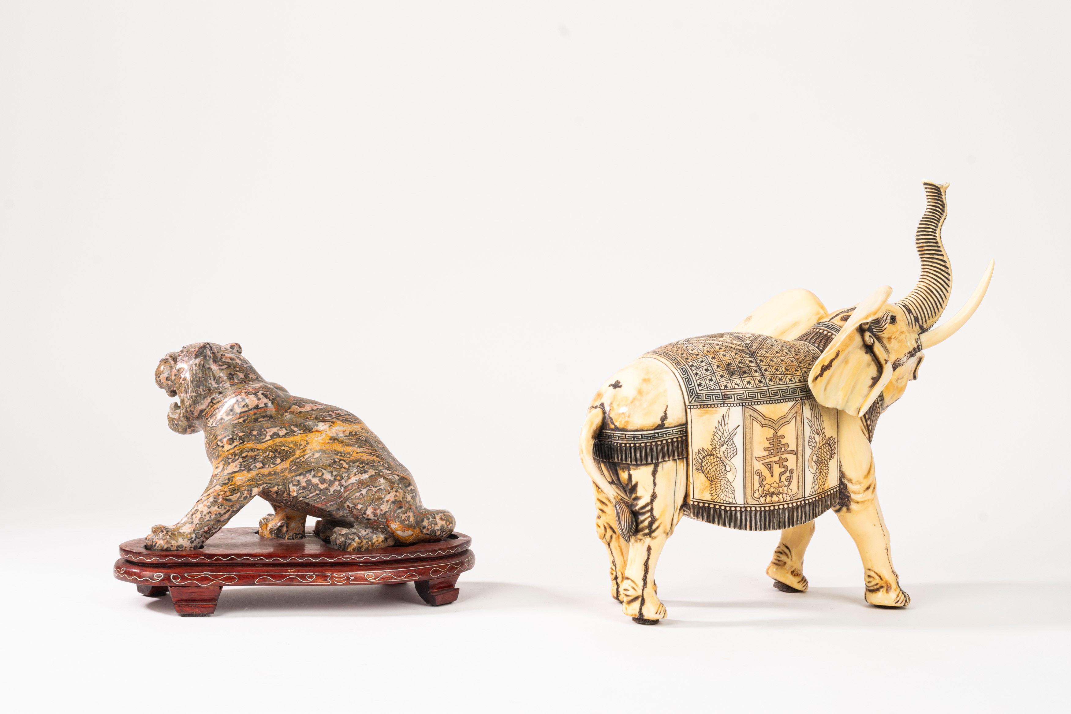 Lotto Composto da una Tigre in Pietra Dura ed un Elefante in Resina, Secolo XX