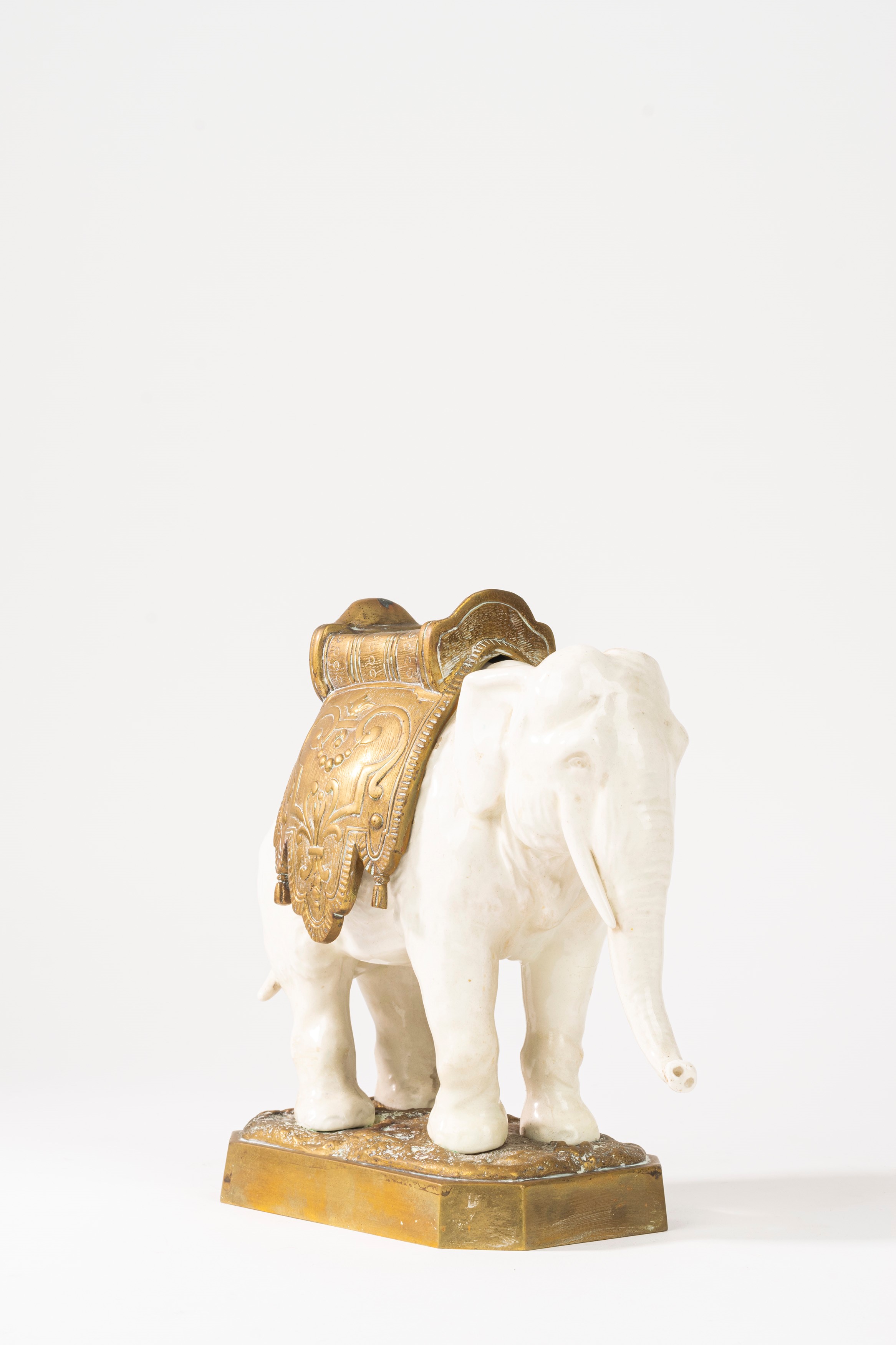 Lotto composto da tre oggetti in porcellana di manifatture differenti