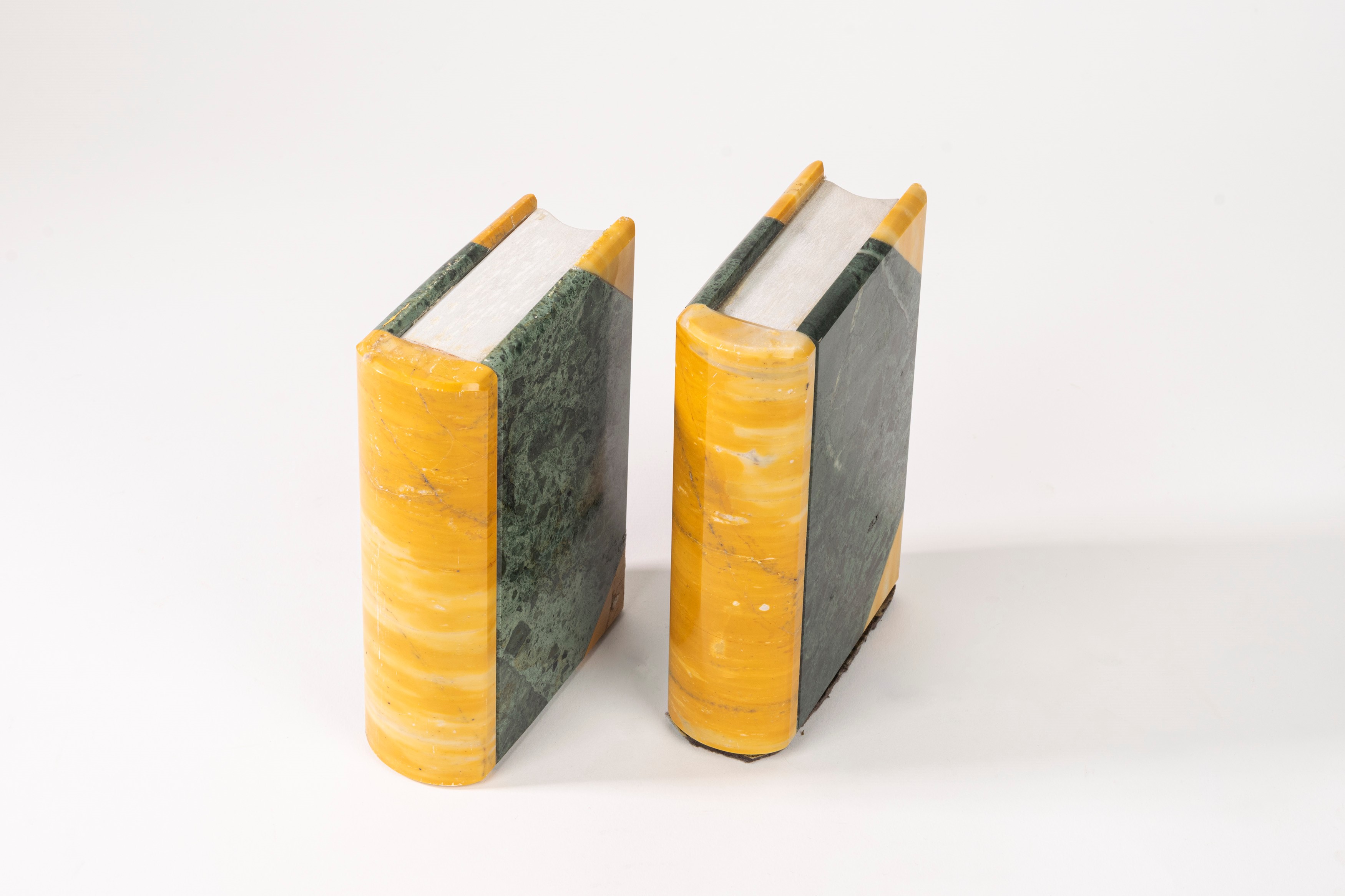 Coppia di fermalibri in marmo, secolo XX