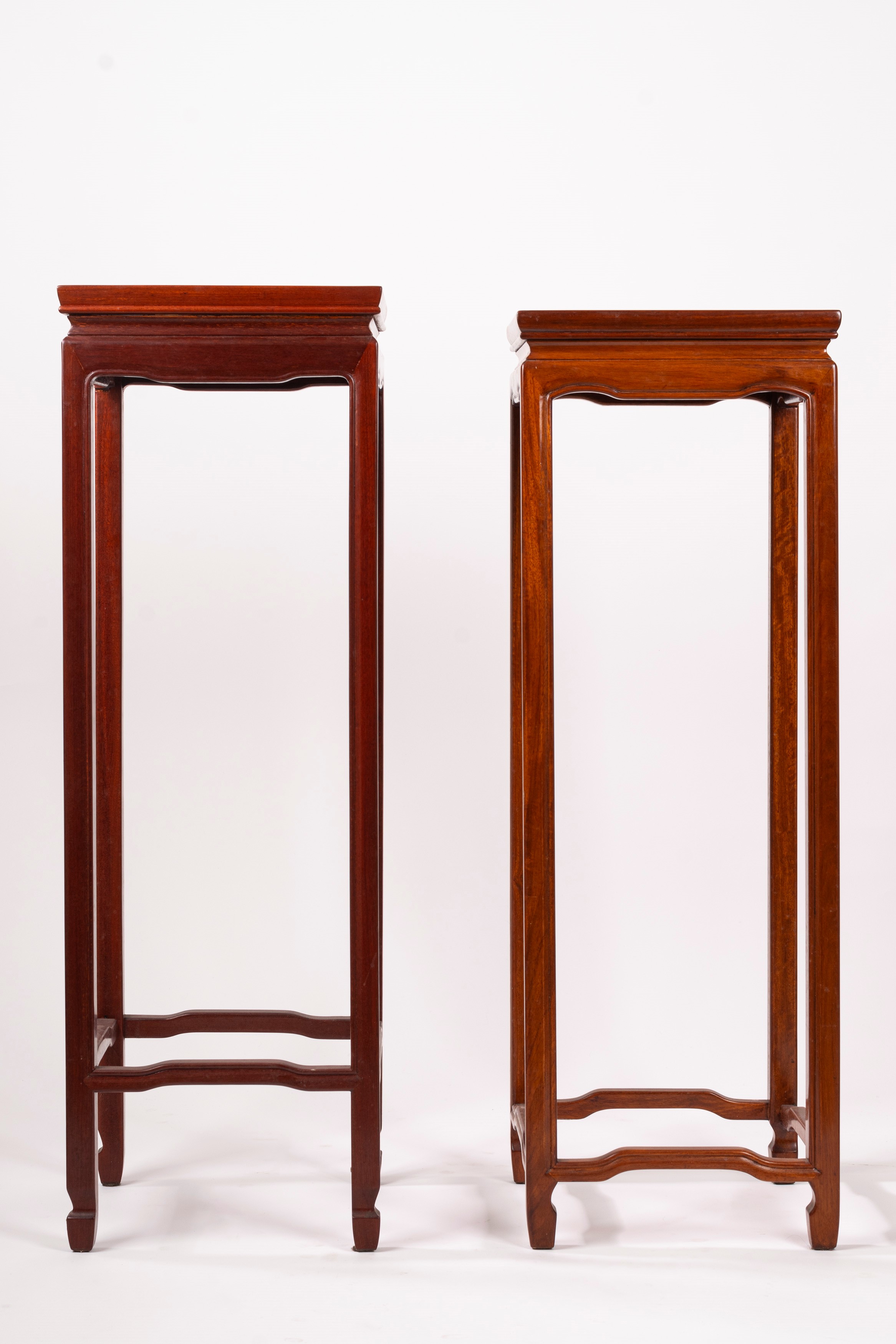 Due piedistalli di forma quadrangolare in legno, Cina secolo XX