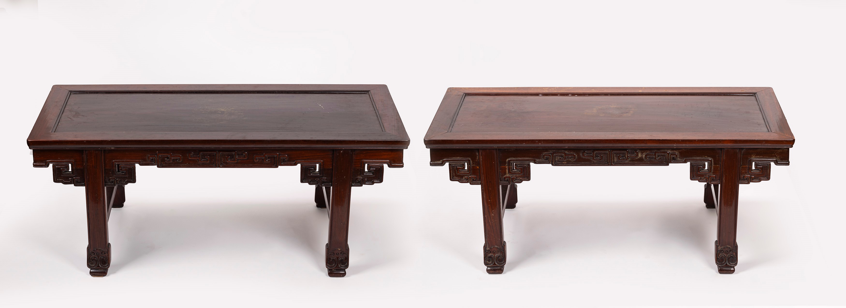 Due tavolini bassi in legno. Cina, secolo XX