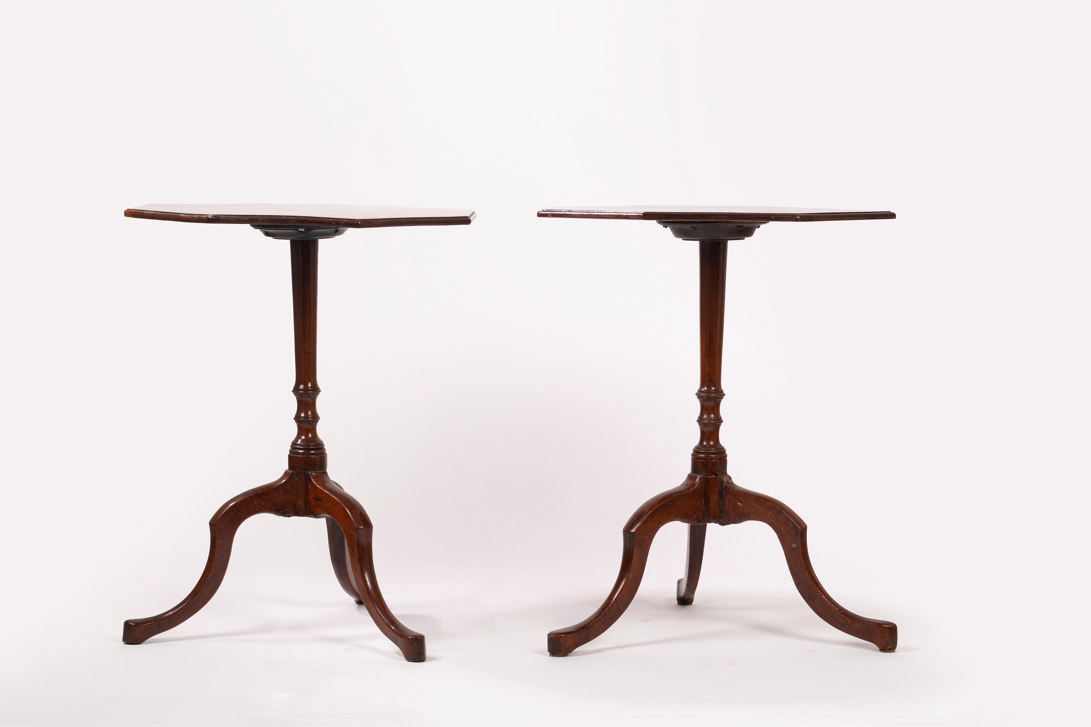 Coppia di Tavolini Bassi in Legno, Secolo XIX