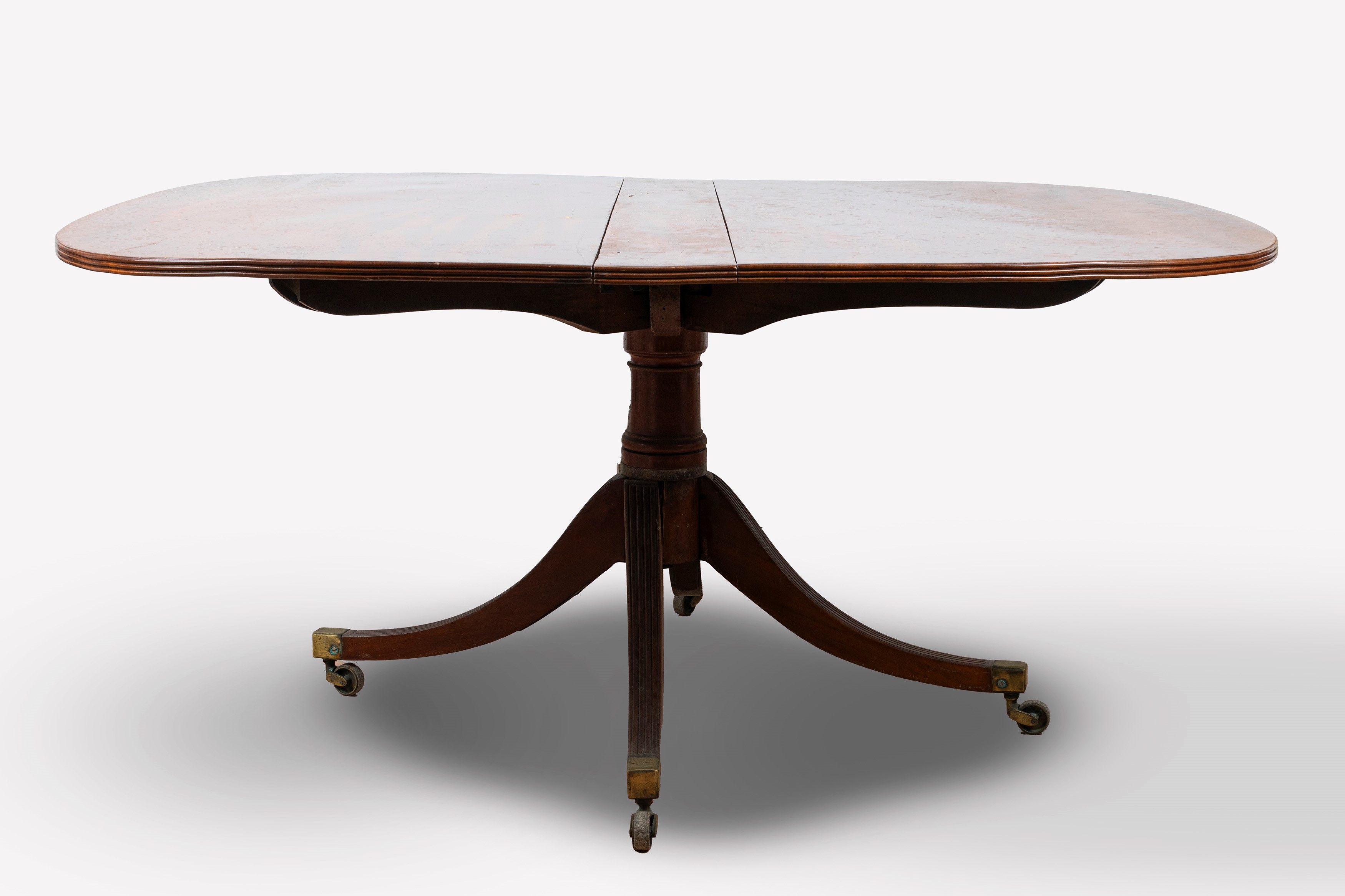 Tavolo da pranzo lastronato in mogano ad ali laterali richiudibili. Inghilterra, secolo XIX