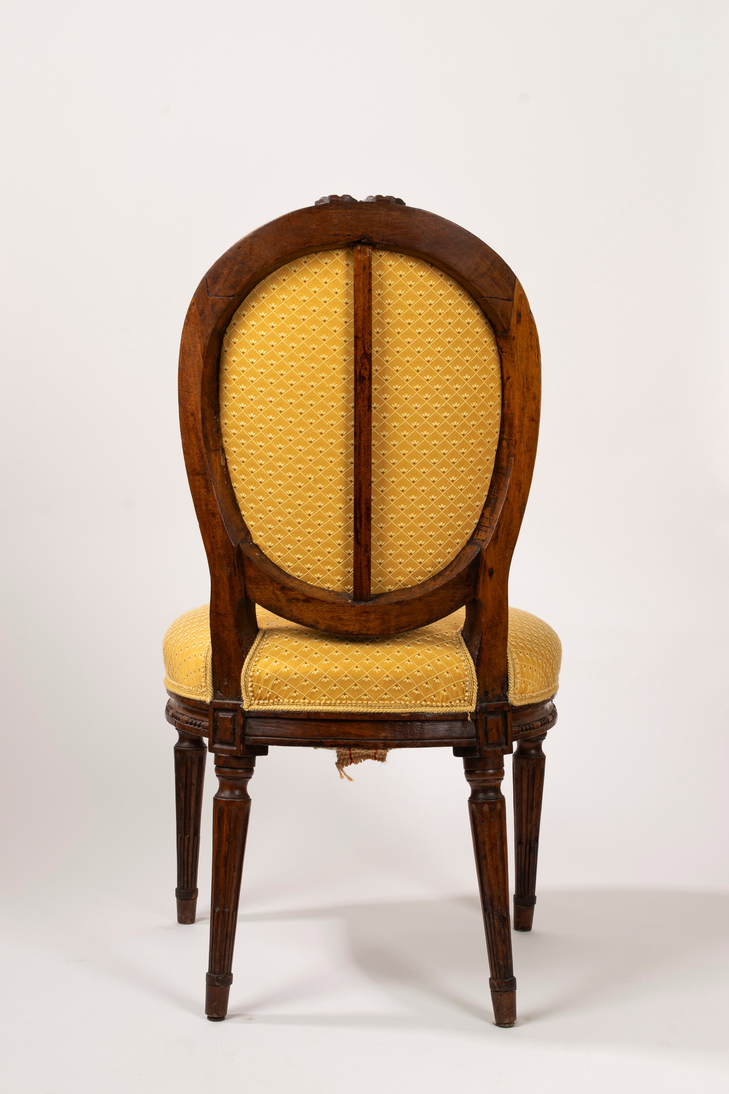 Sei sedie Luigi XVI in legno di noce intagliato