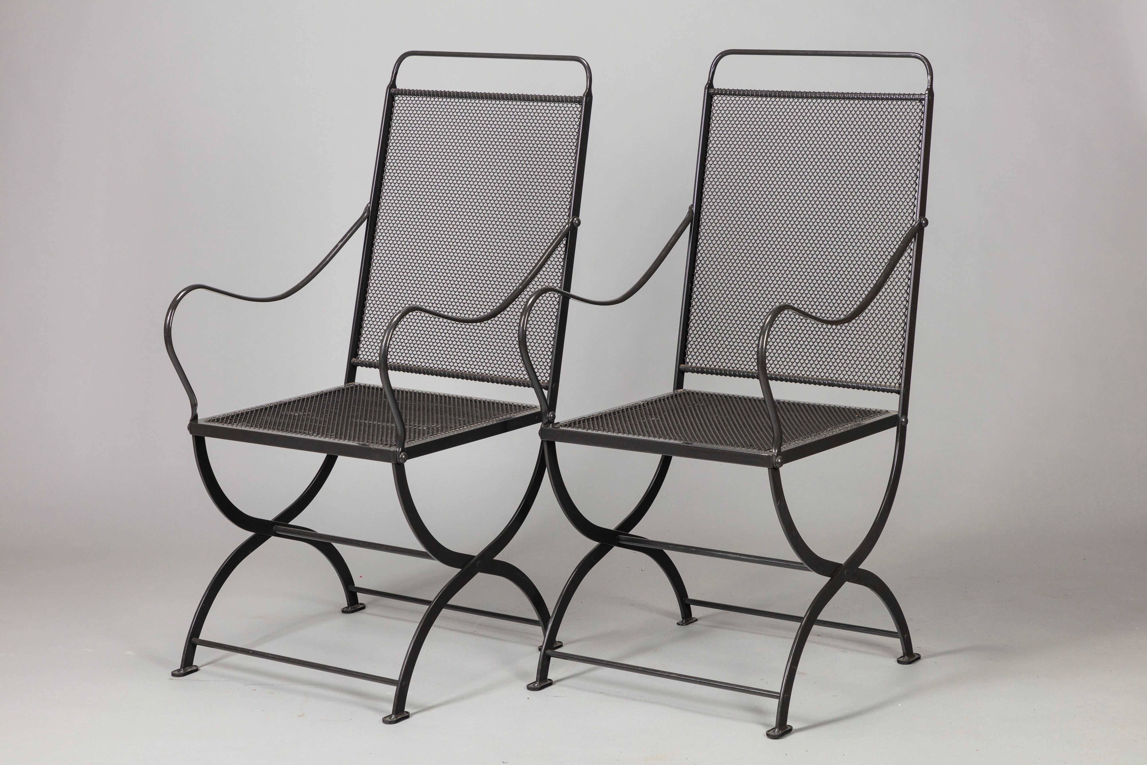 Quattro sedie con braccioli