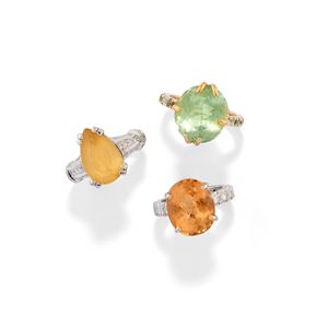 Tre anelli con pietre colorate