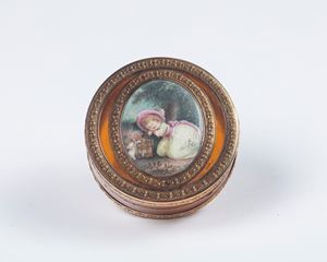 Blond tortoiseshell snuff box with ivory miniature. France, late 18th century
