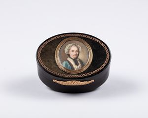 Tabacchiera di forma ovale in tartaruga scura. Francia, fine secolo XVIII
