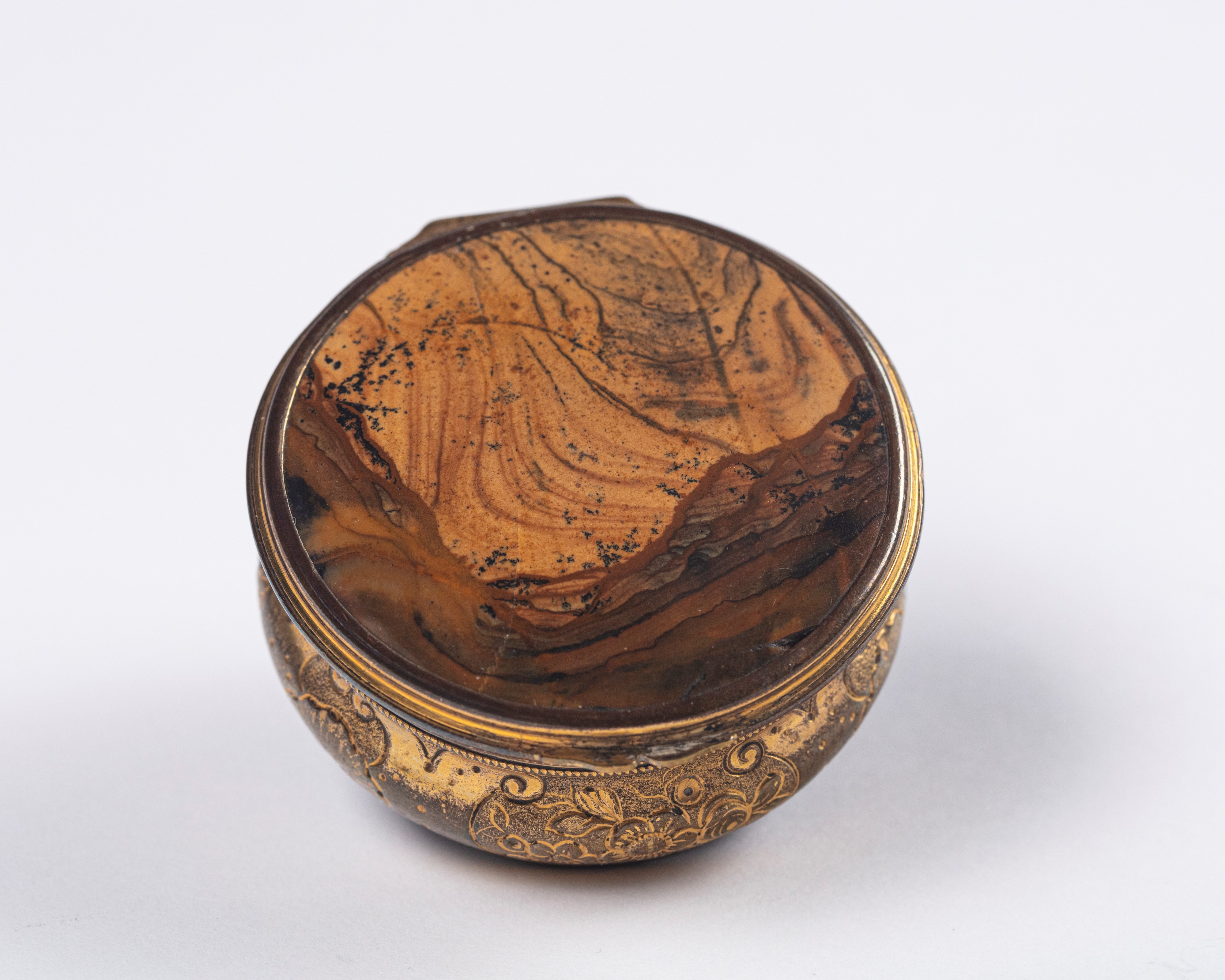 ☼ Tabacchiera di forma circolare con coperchio e base in agata montata in metallo dorato cesellat...