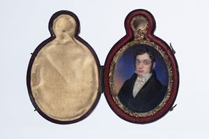 A double portrait front and back ivory miniature (cm 5x4) in embossed and chiselled gold plate pendant frame, leather case (cm 7,5x5), 18th/19th century