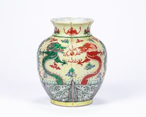 Vaso in porcellana di forma leggermente polilobata. Cina, fine dinastia Qing