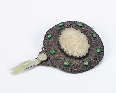 Specchio da Tavolo in Argento Sbalzato e Cesellato e Giade. Cina, Secolo XIX