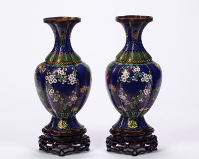 Coppia di Vasi in Smalto Cloisonné. Cina, Secolo XIX