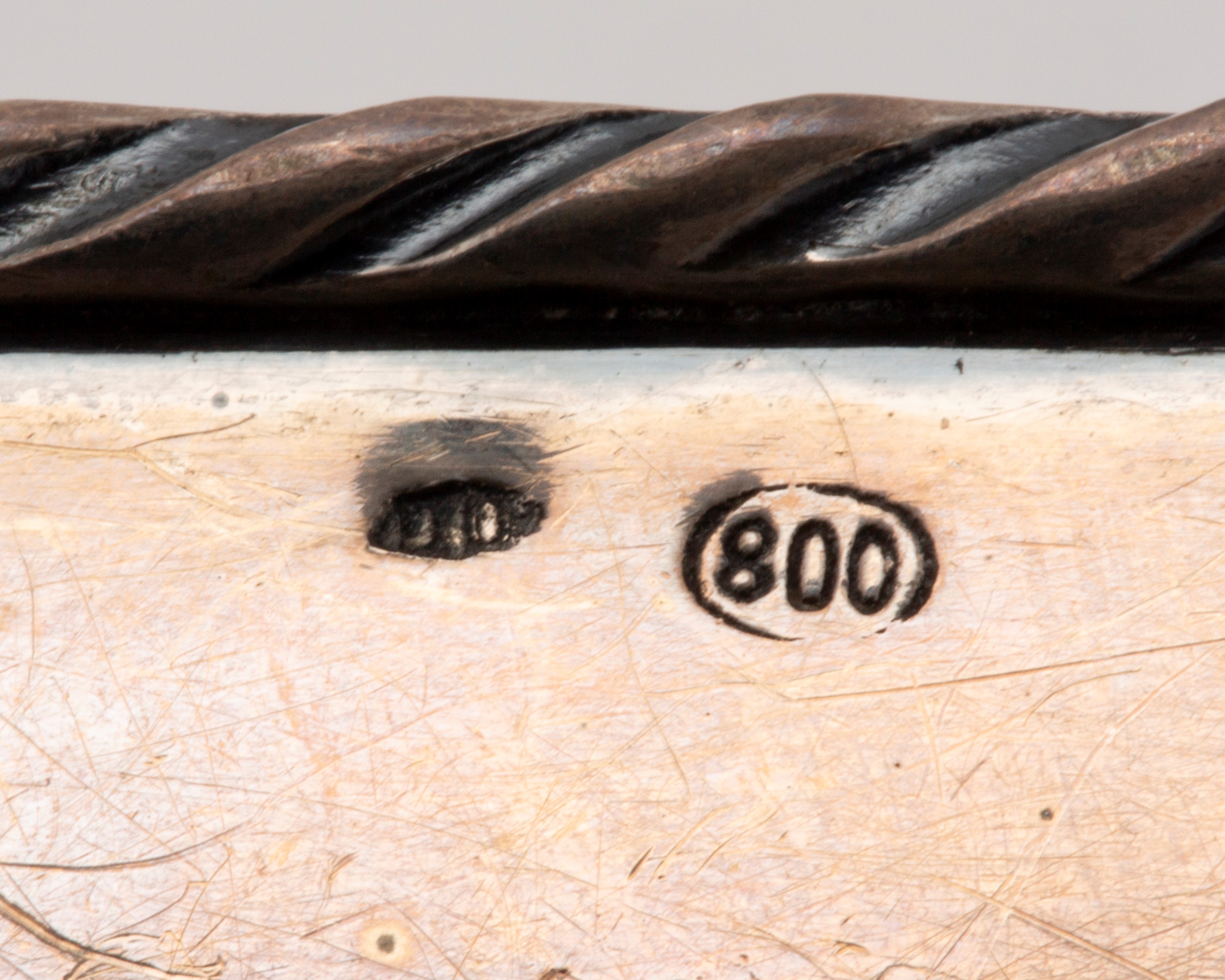 Lotto di cinque oggetti da tavola