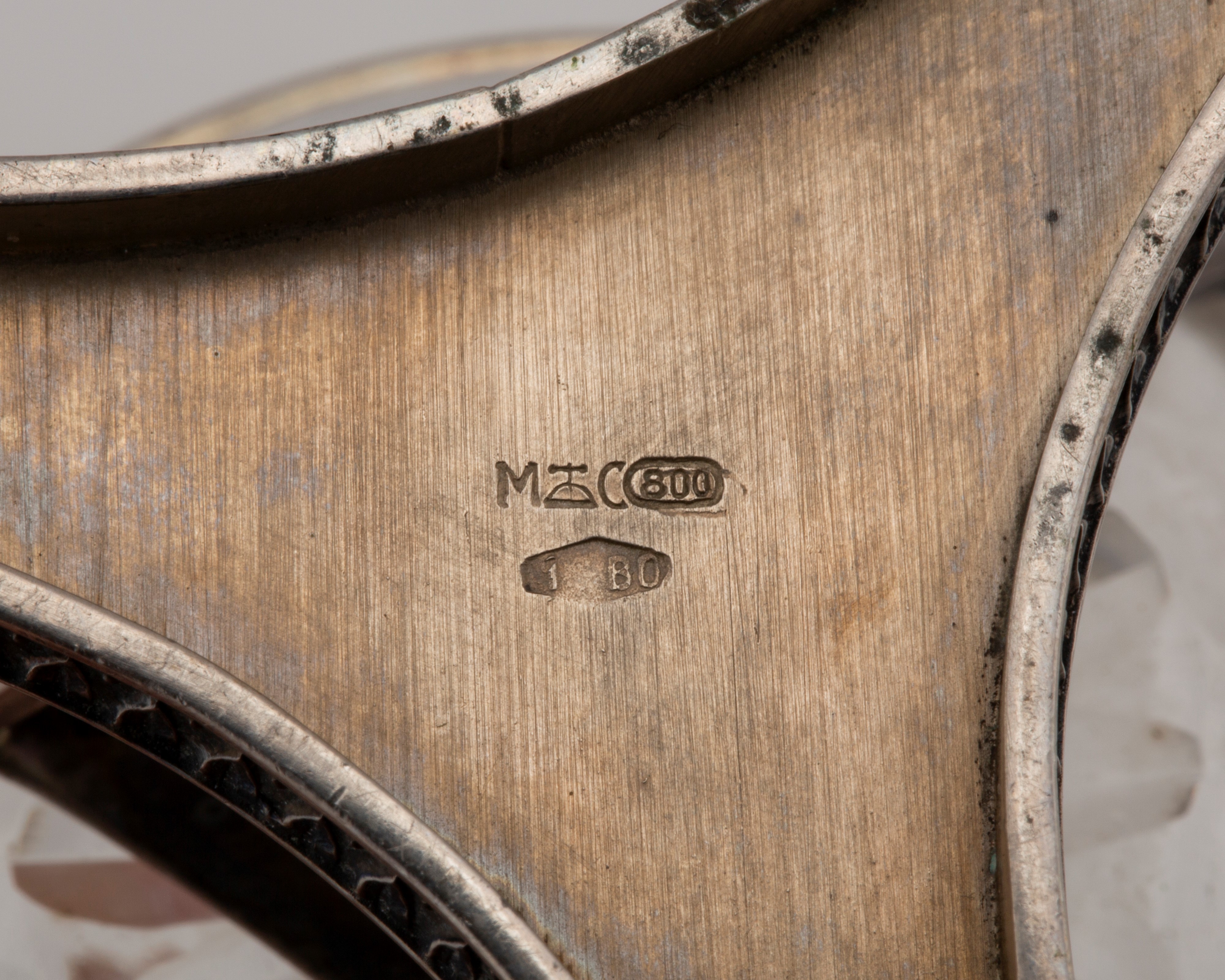 Due salierine e cinque cucchiaini da caffè