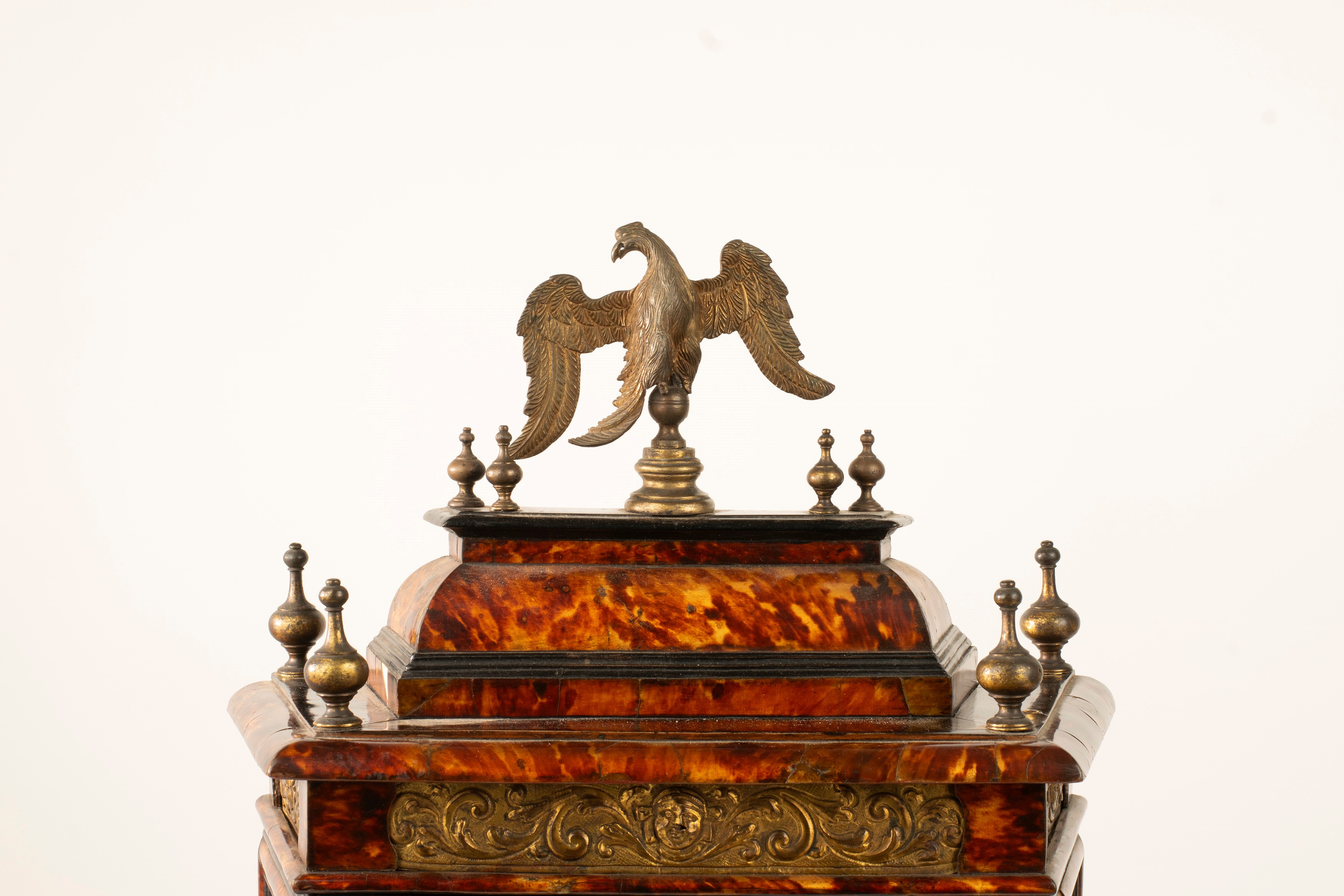 Pendola da tavolo con cassa in legno e vetro di impianto architettonico. Nicolaus Magri Panormi, ...