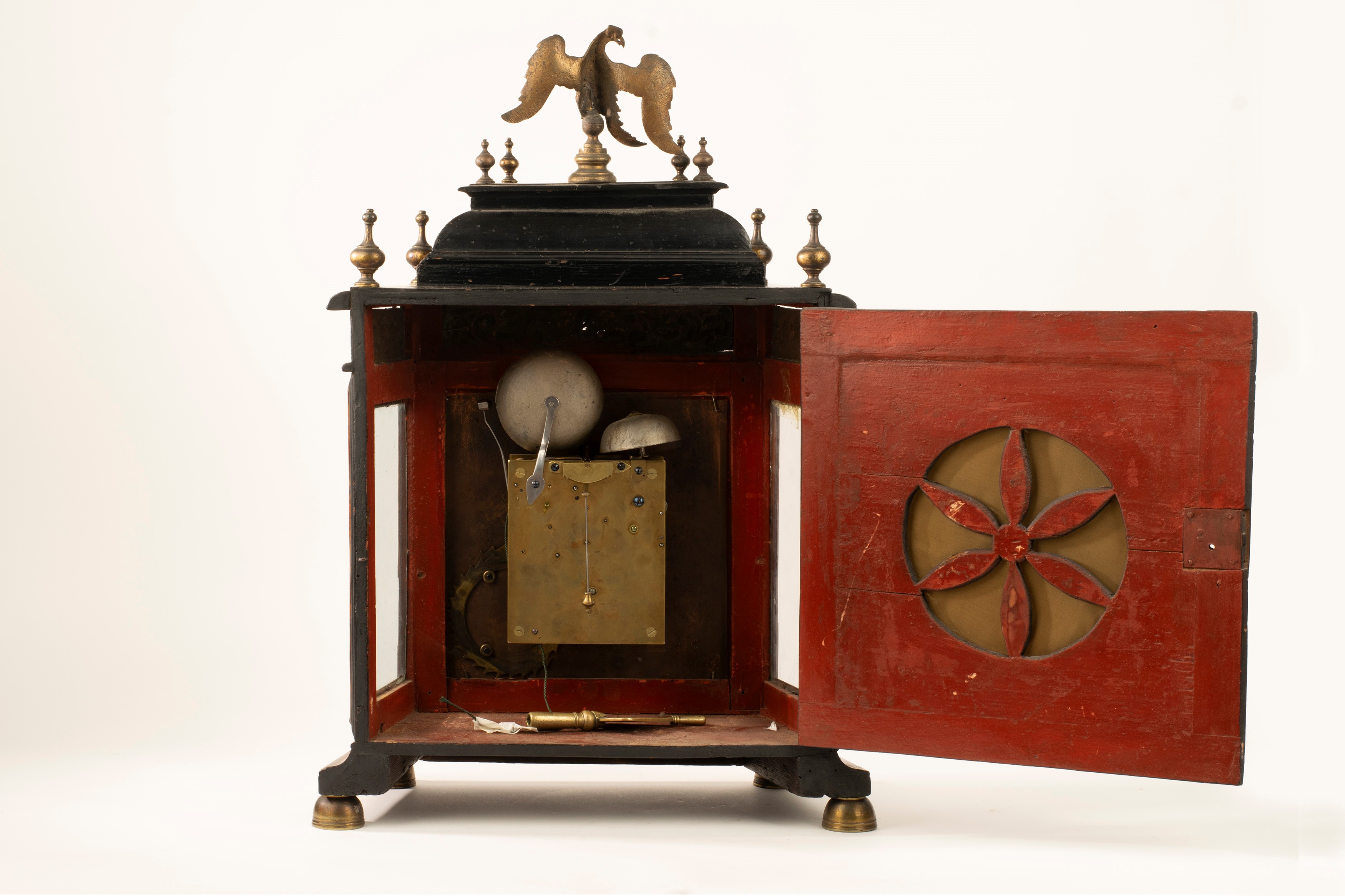 Pendola da tavolo con cassa in legno e vetro di impianto architettonico. Nicolaus Magri Panormi, ...