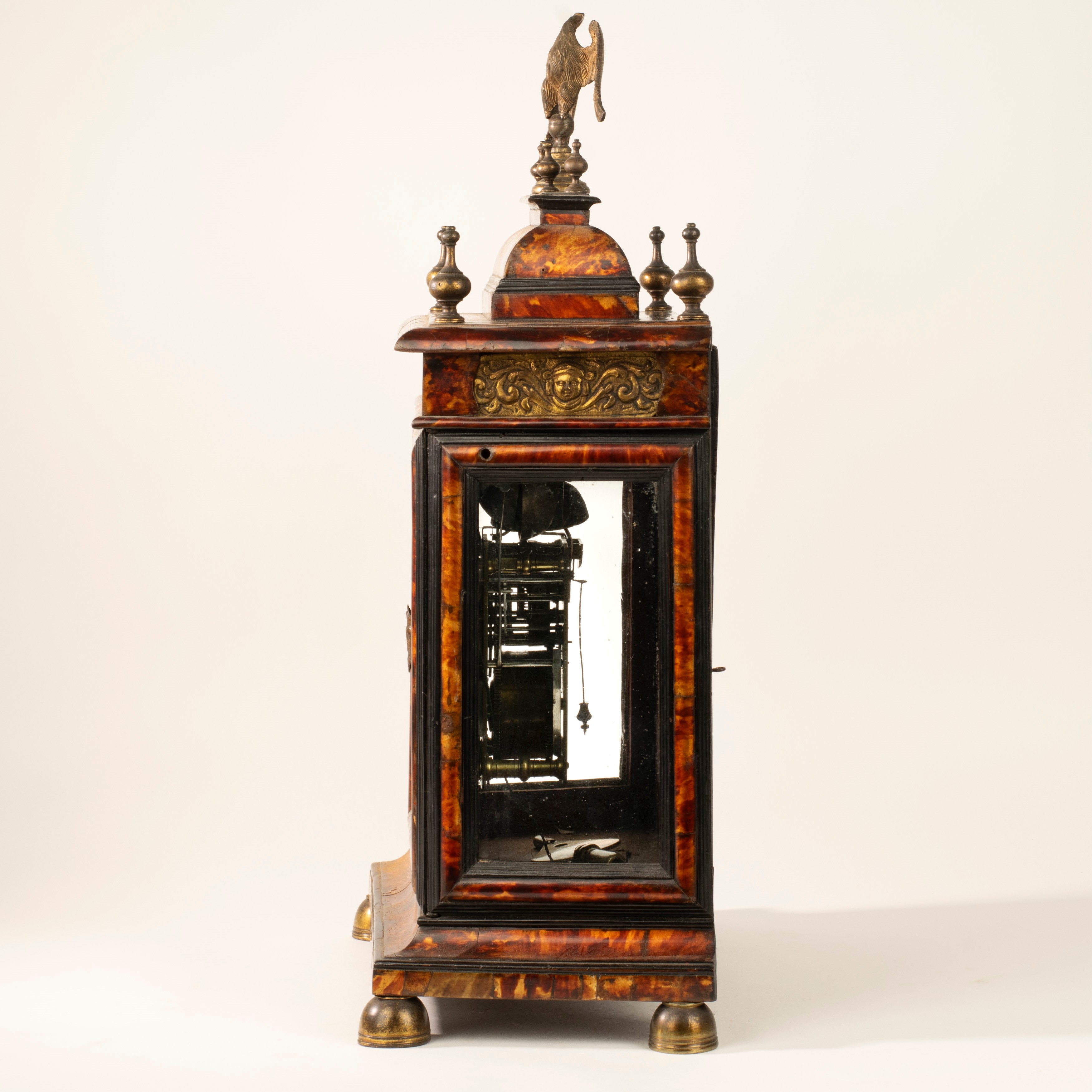 Pendola da tavolo con cassa in legno e vetro di impianto architettonico. Nicolaus Magri Panormi, ...