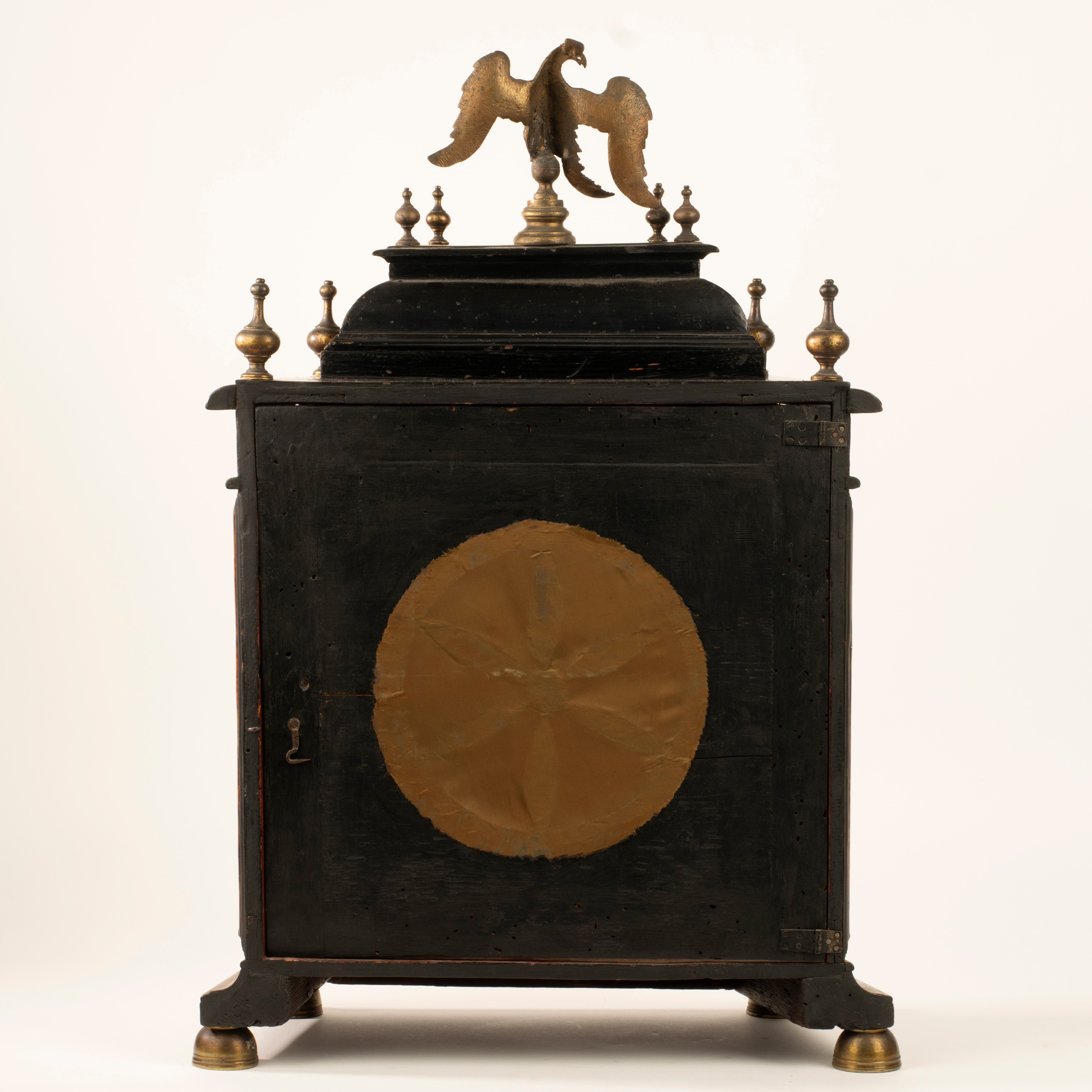 Pendola da tavolo con cassa in legno e vetro di impianto architettonico. Nicolaus Magri Panormi, ...