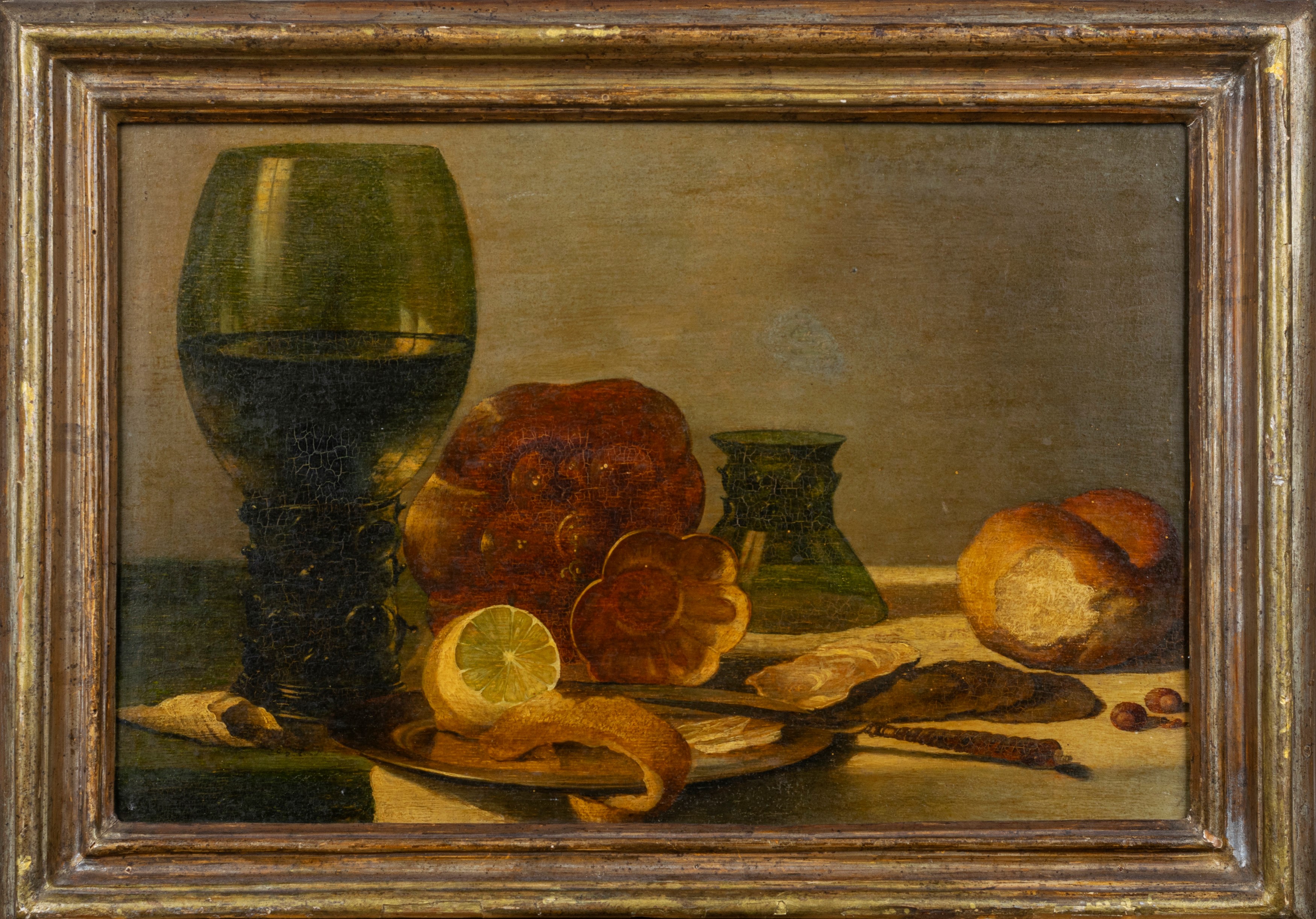 Natura morta con bicchiere di vetro e limone su un tavolo