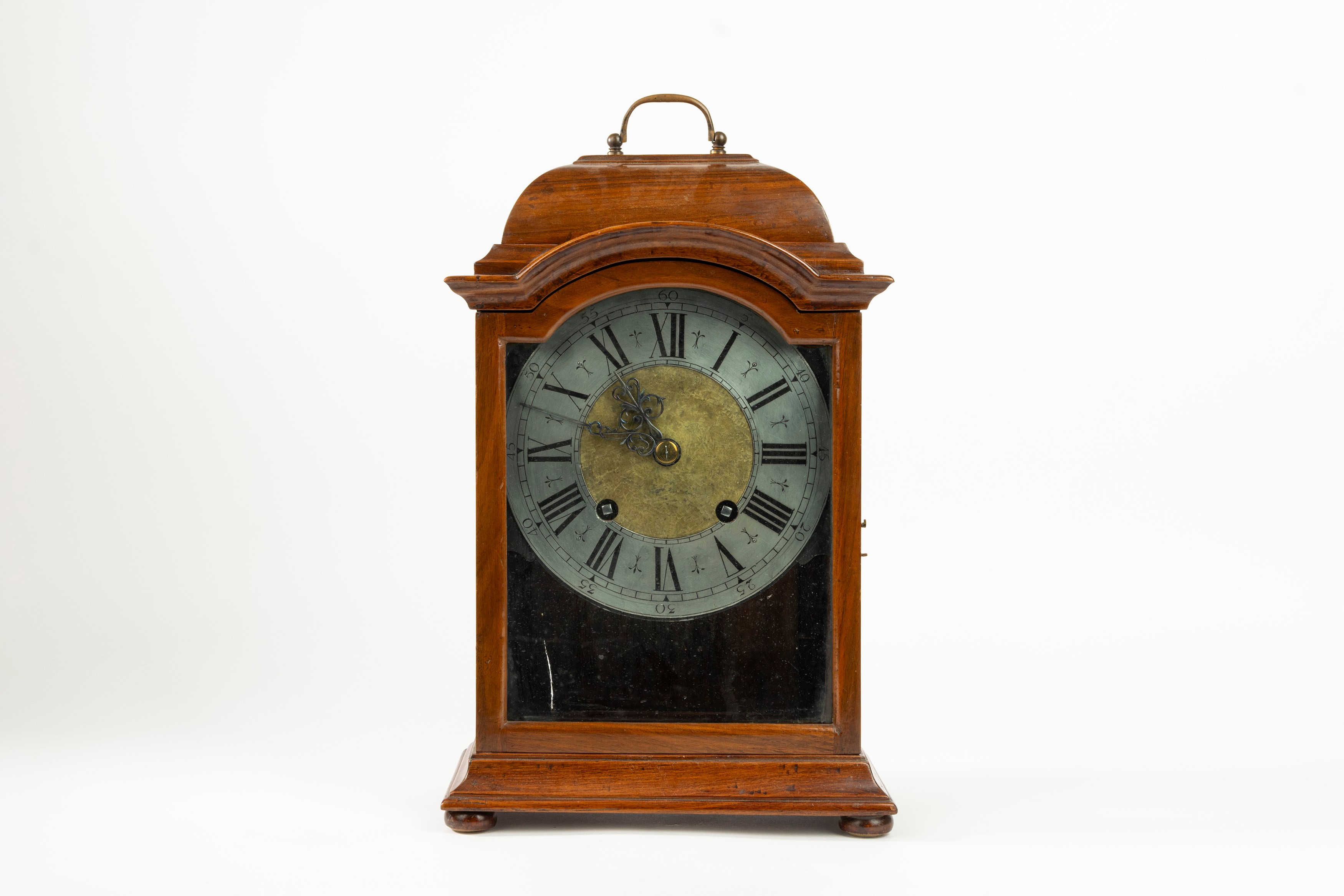 Pendola da tavolo con cassa in legno di impianto architettonico.