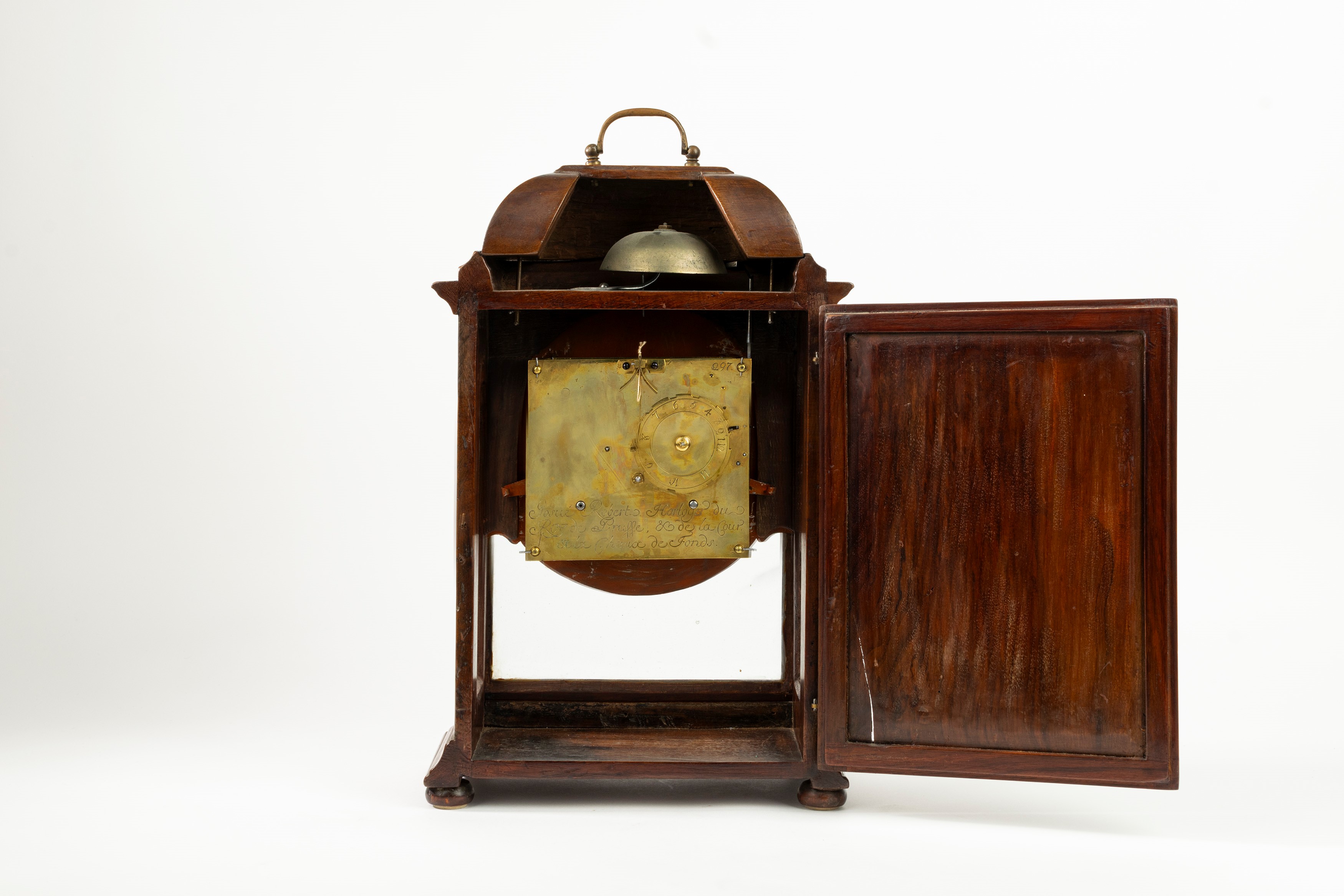 Pendola da tavolo con cassa in legno di impianto architettonico.