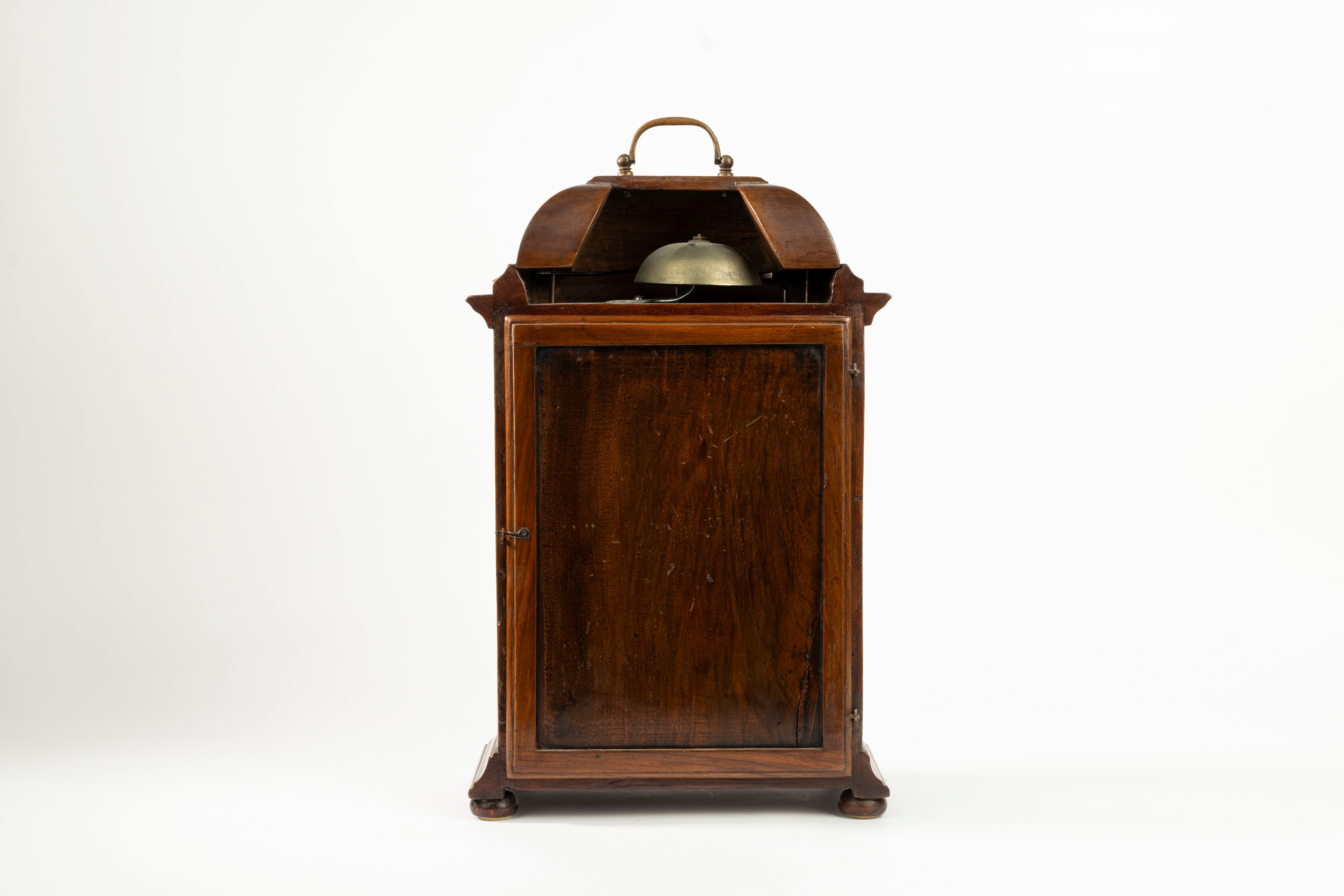 Pendola da tavolo con cassa in legno di impianto architettonico.