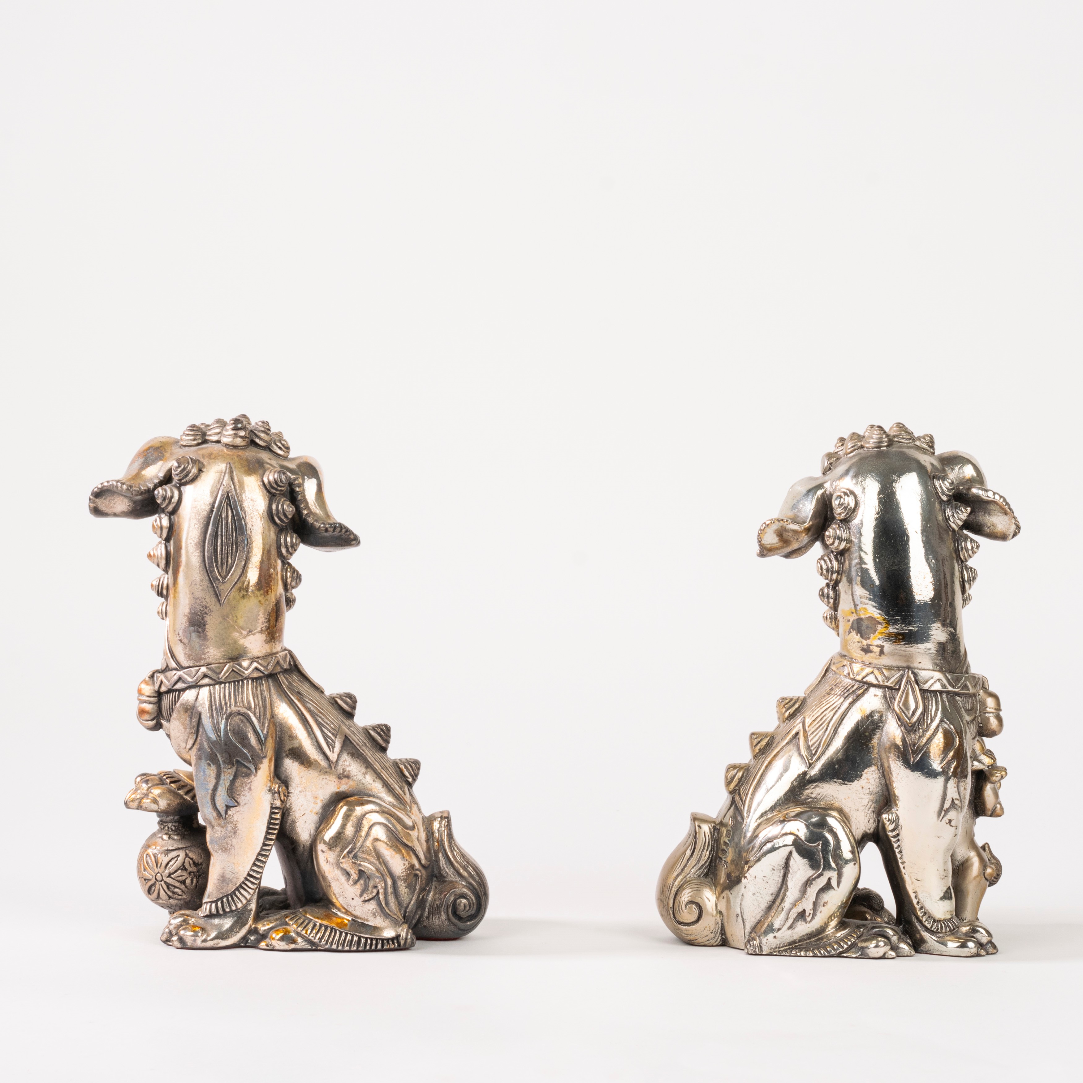 Coppia di Cani di Pho Placcati in Argento, Cina Secolo XX
