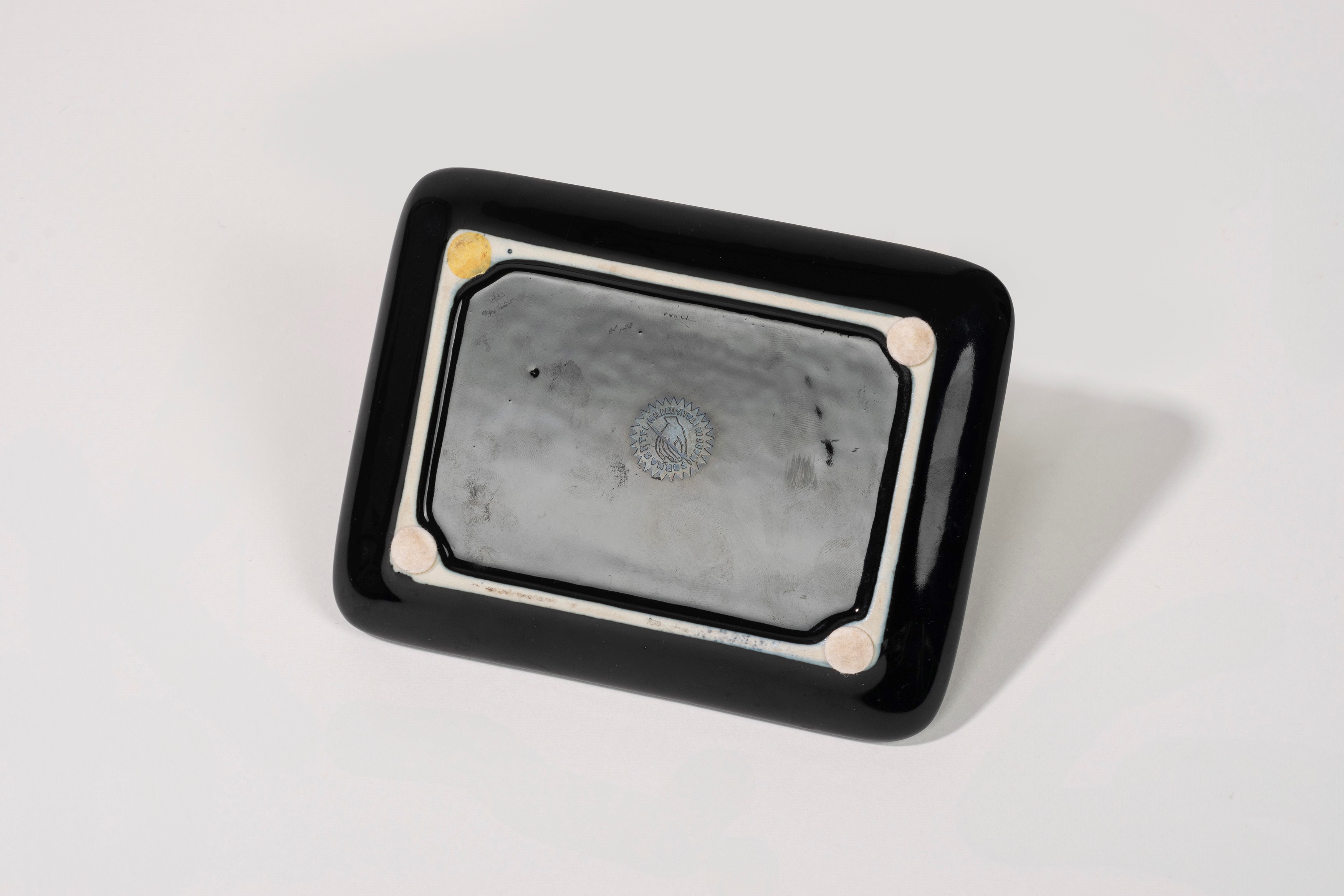 Posaceneri in rilievo