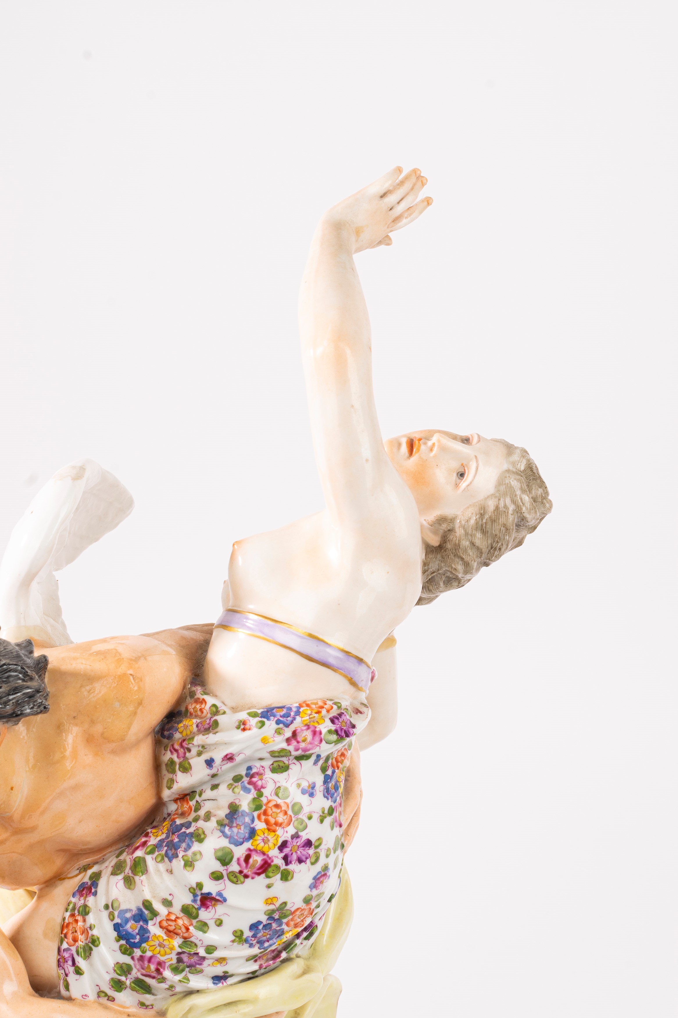 Gruppo scultoreo in porcellana policroma raffigurante Zefiro e Clori, fine secolo XIX - inizi sec...