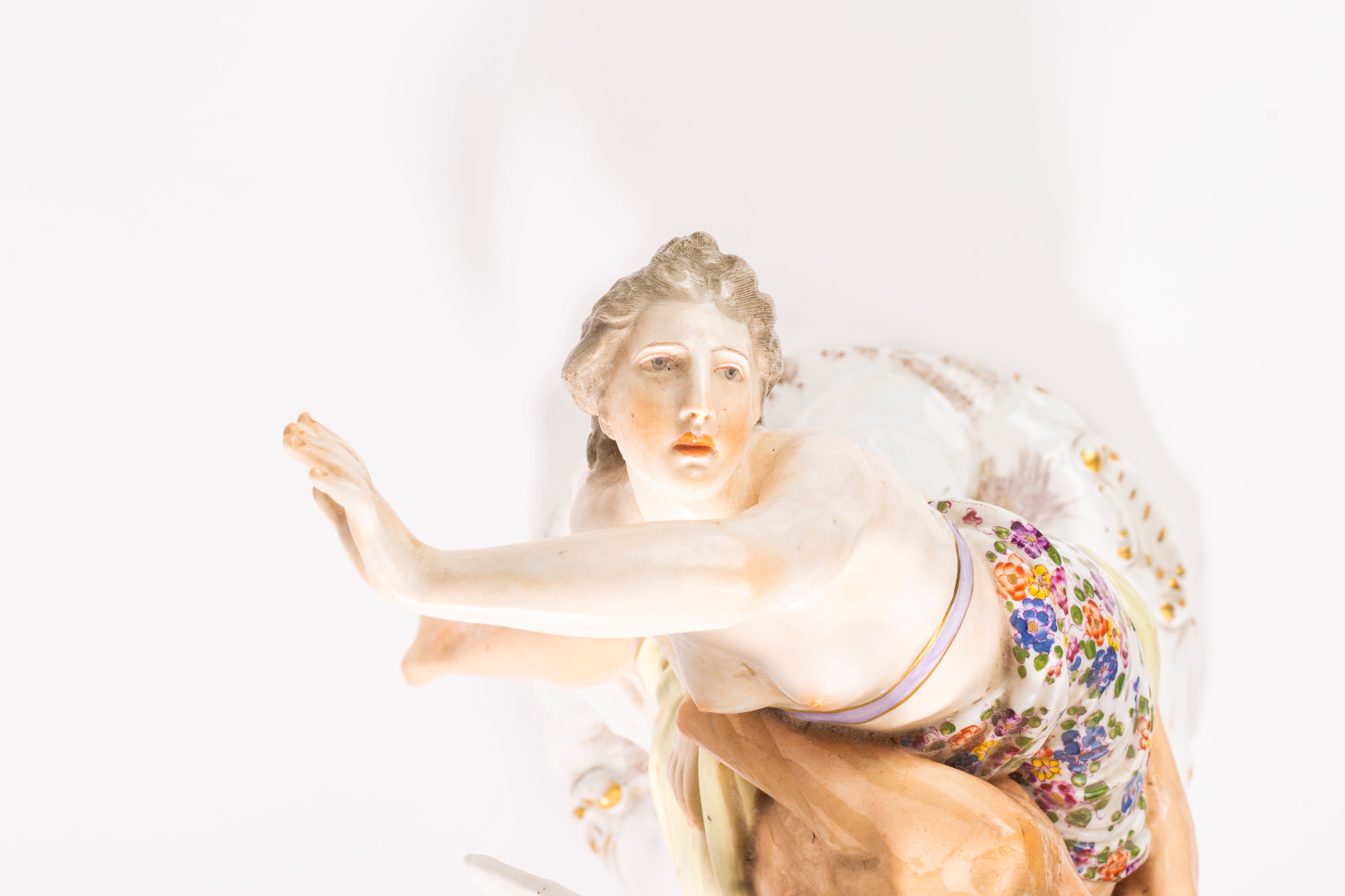 Gruppo scultoreo in porcellana policroma raffigurante Zefiro e Clori, fine secolo XIX - inizi sec...