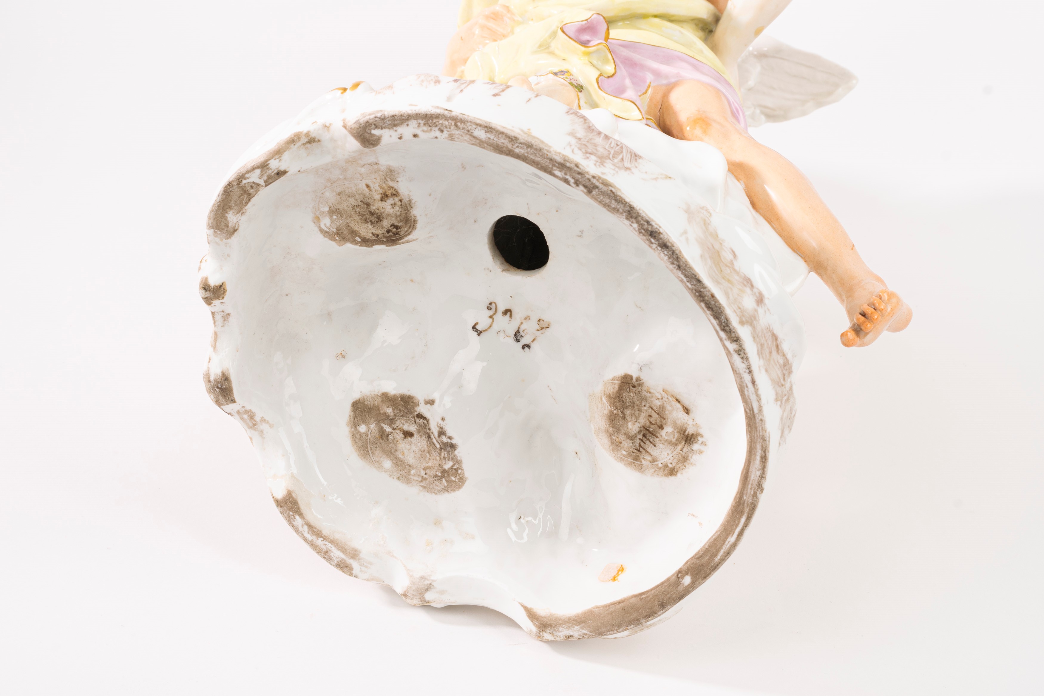 Gruppo scultoreo in porcellana policroma raffigurante Zefiro e Clori, fine secolo XIX - inizi sec...