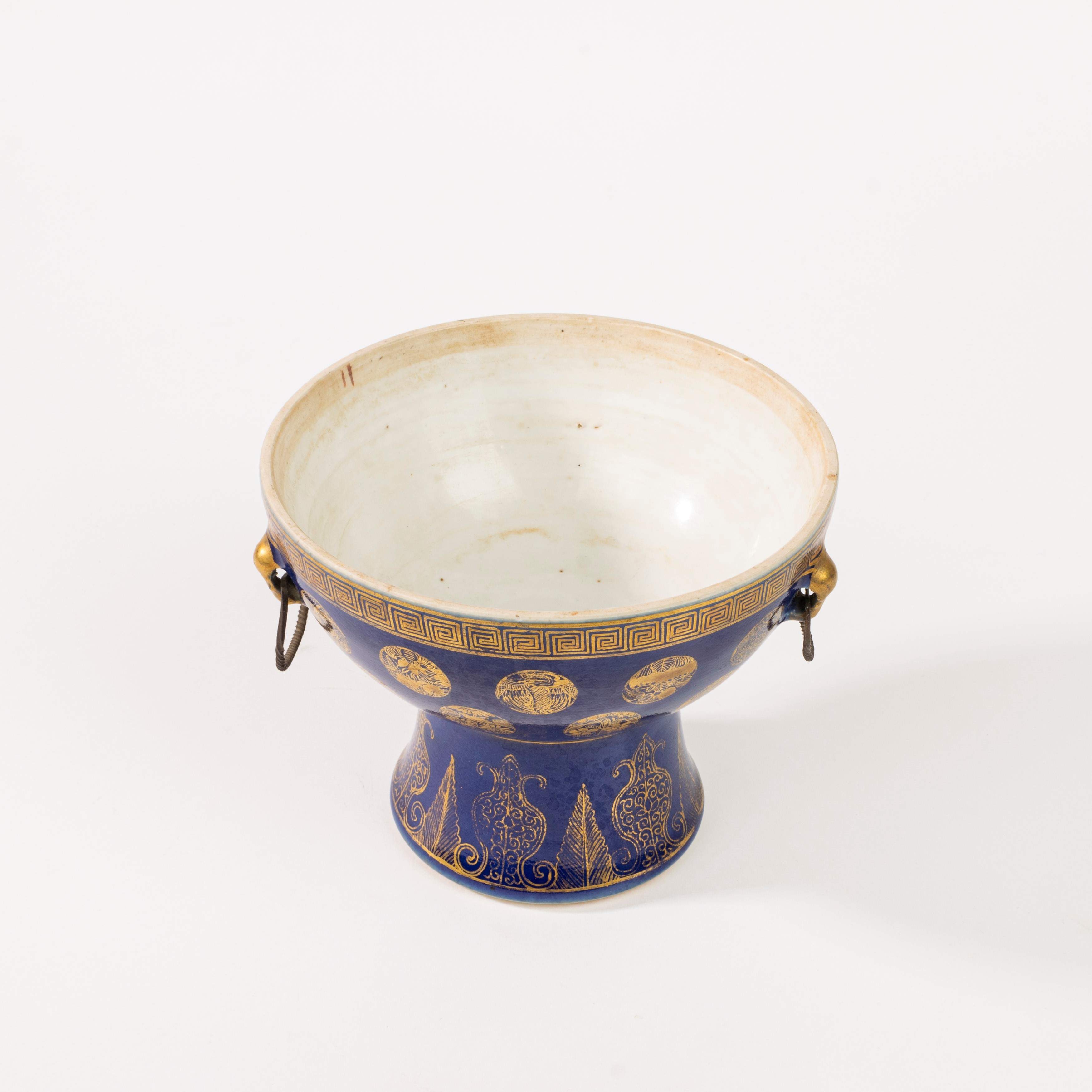 Coppa in porcellana blu con decorazioni in oro, Cina fine secolo XIX