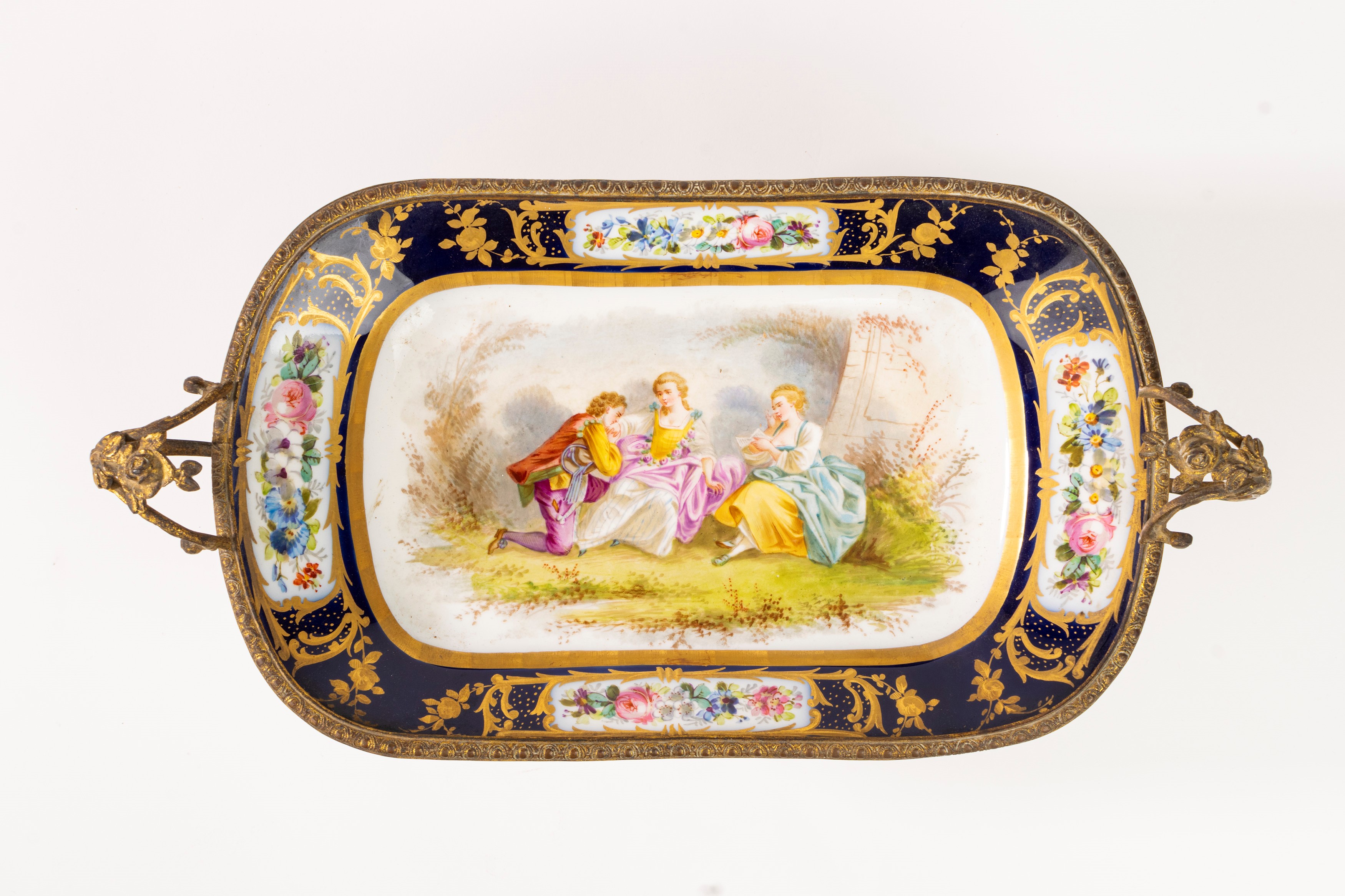 Alzata in porcellana policroma con montatura in bronzo dorato, manifattura di Sevres fine secolo ...