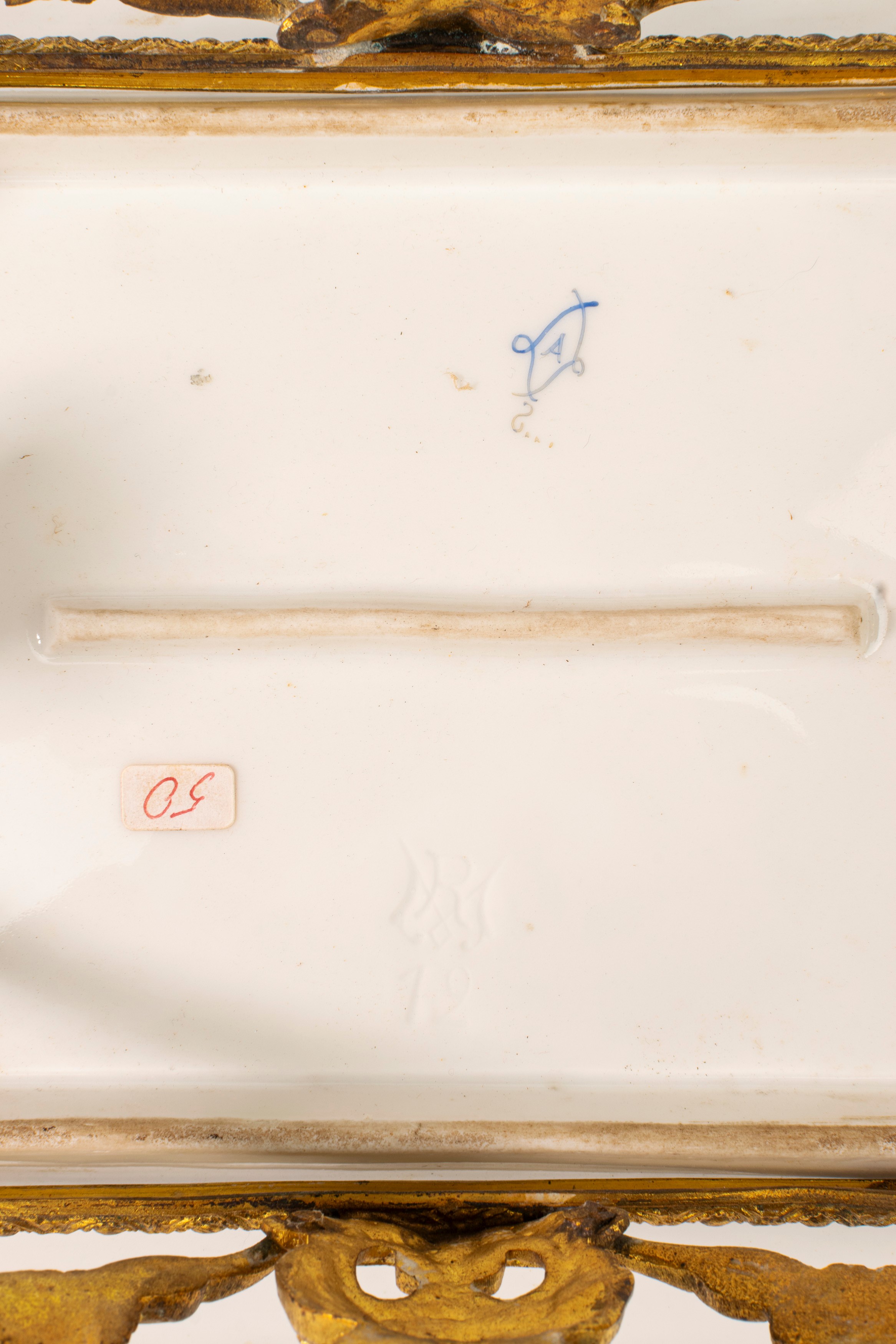 Alzata in porcellana policroma con montatura in bronzo dorato, manifattura di Sevres fine secolo ...