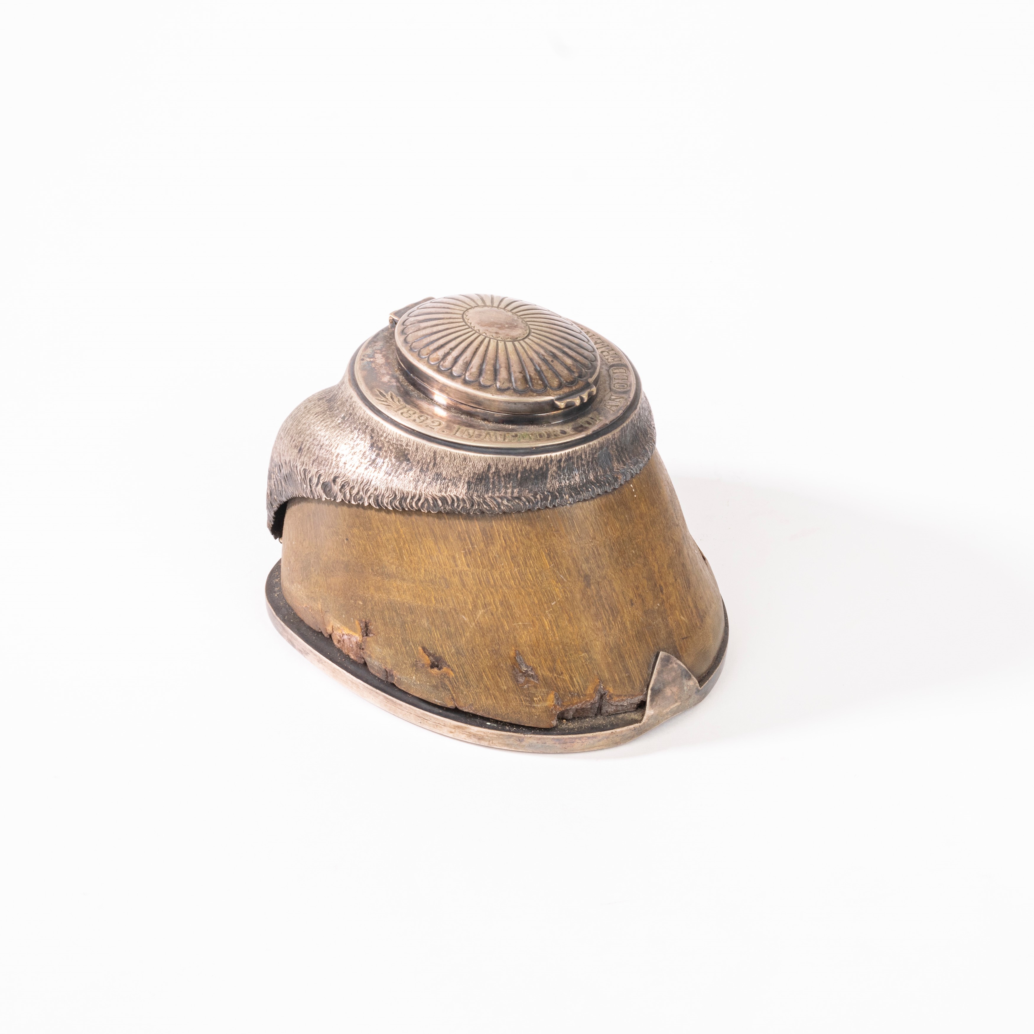 Calamaio in zoccolo di cavallo e metallo argentato. Inghilterra, secolo XIX