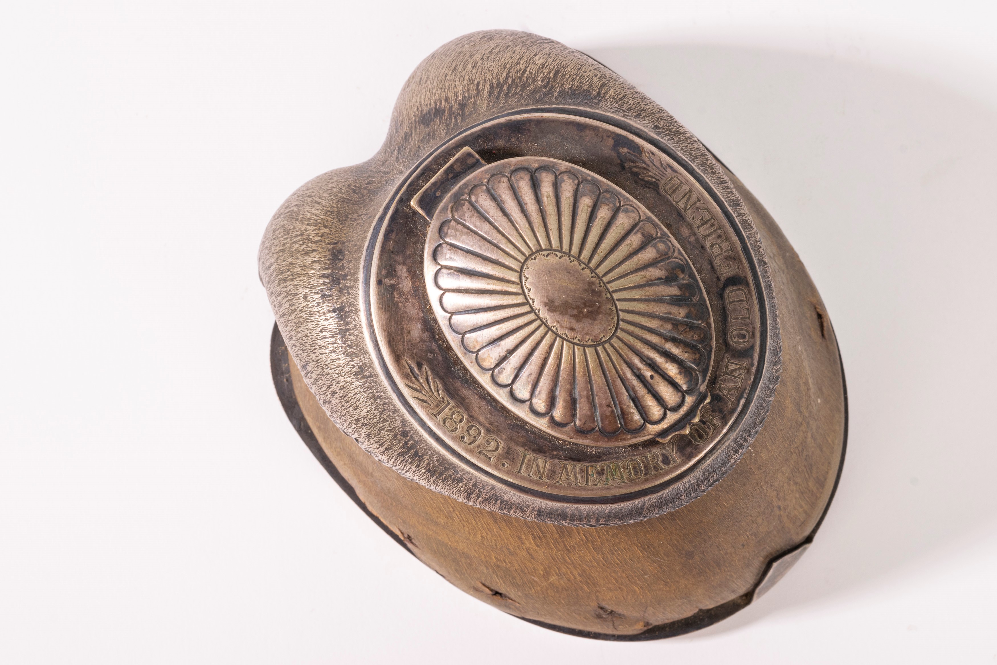 Calamaio in zoccolo di cavallo e metallo argentato. Inghilterra, secolo XIX