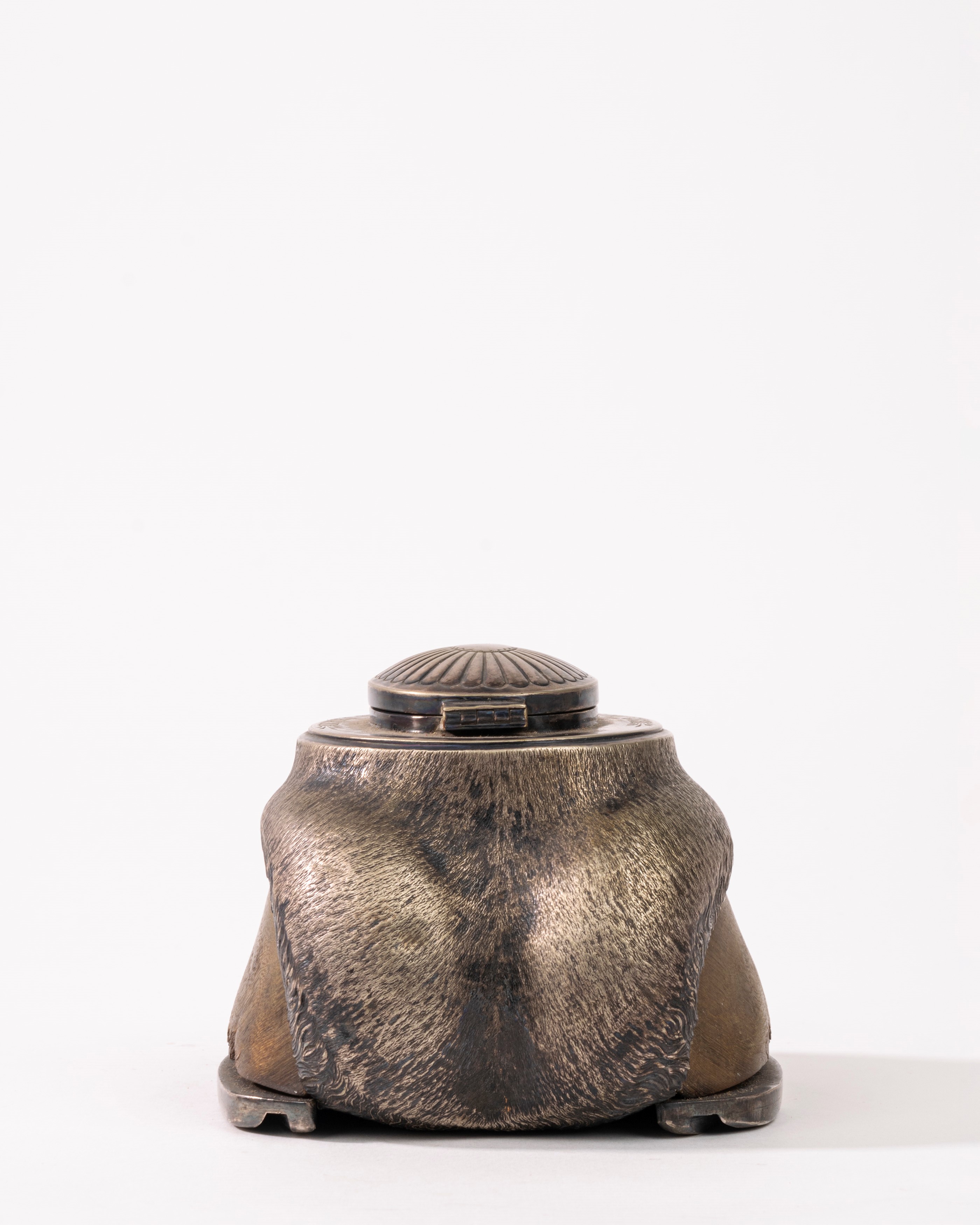 Calamaio in zoccolo di cavallo e metallo argentato. Inghilterra, secolo XIX