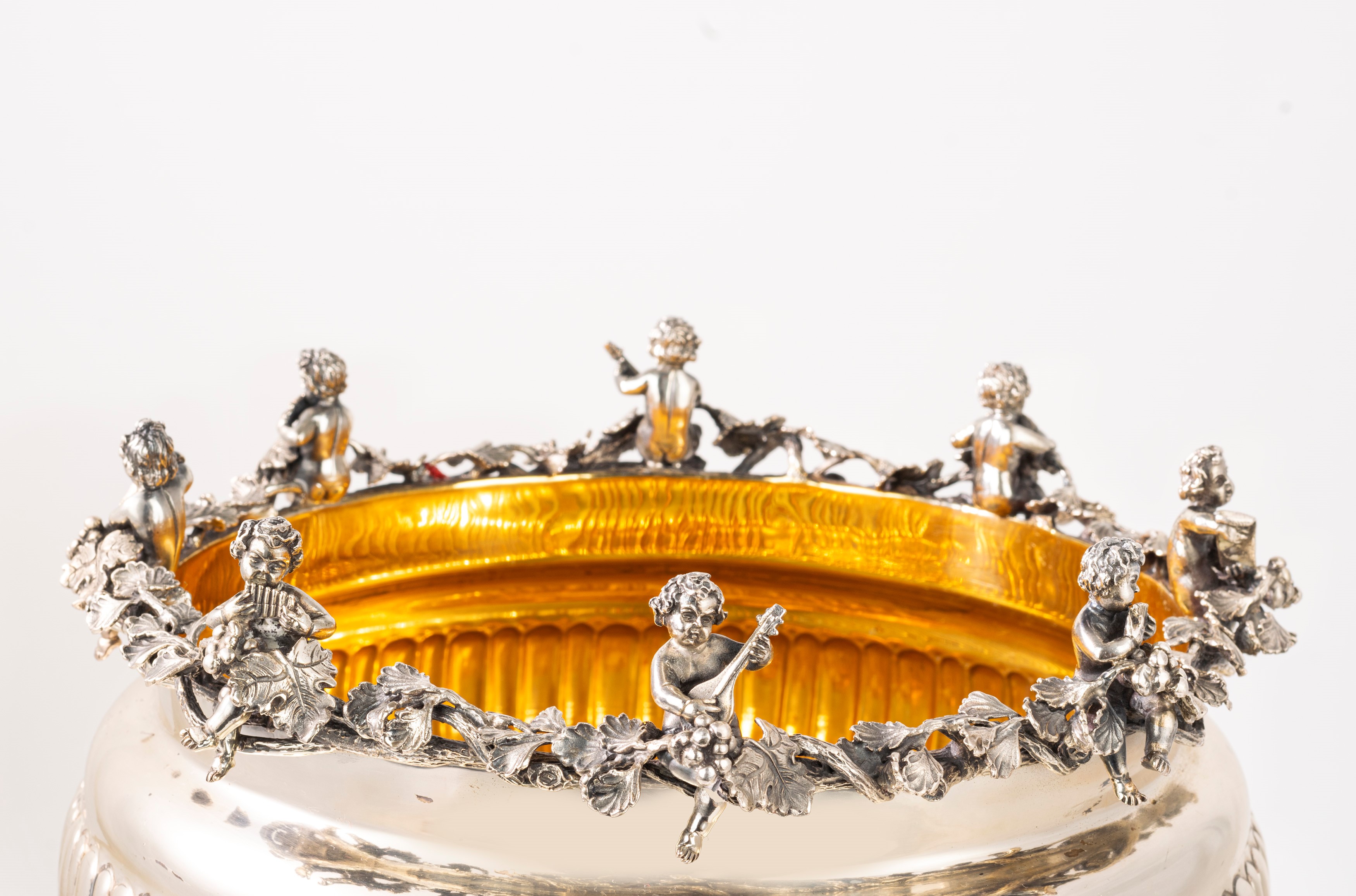 Grande coppa centrotavola con putti